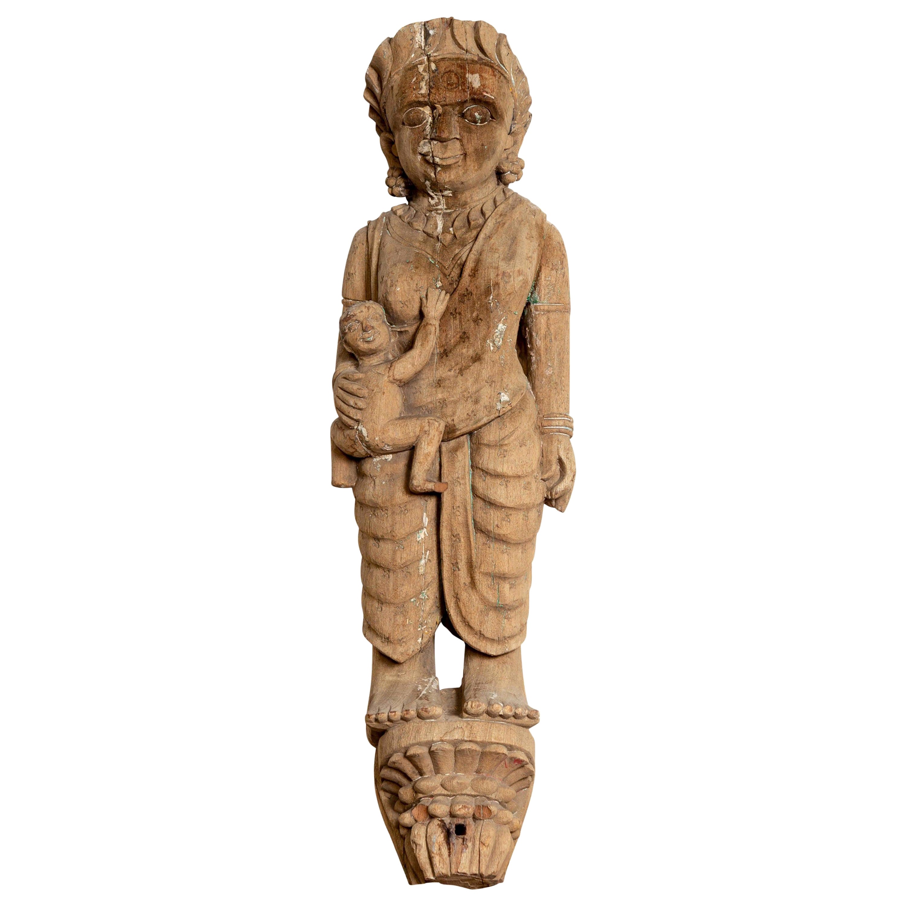 Statue de temple indien sculptée à la main du Gujarat représentant une mère et son enfant en vente