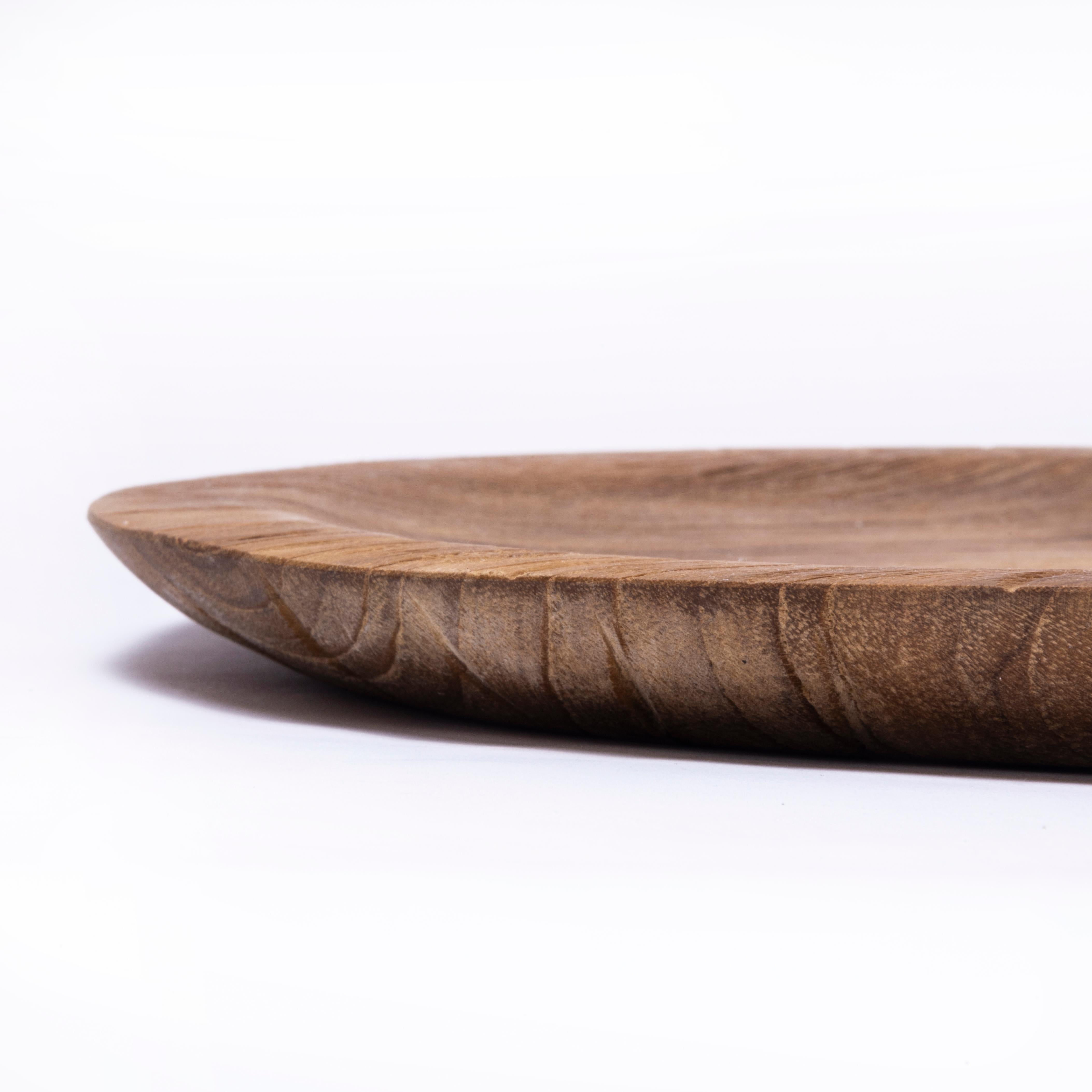 XXIe siècle et contemporain Plat en teck indonésien sculpté à la main en vente