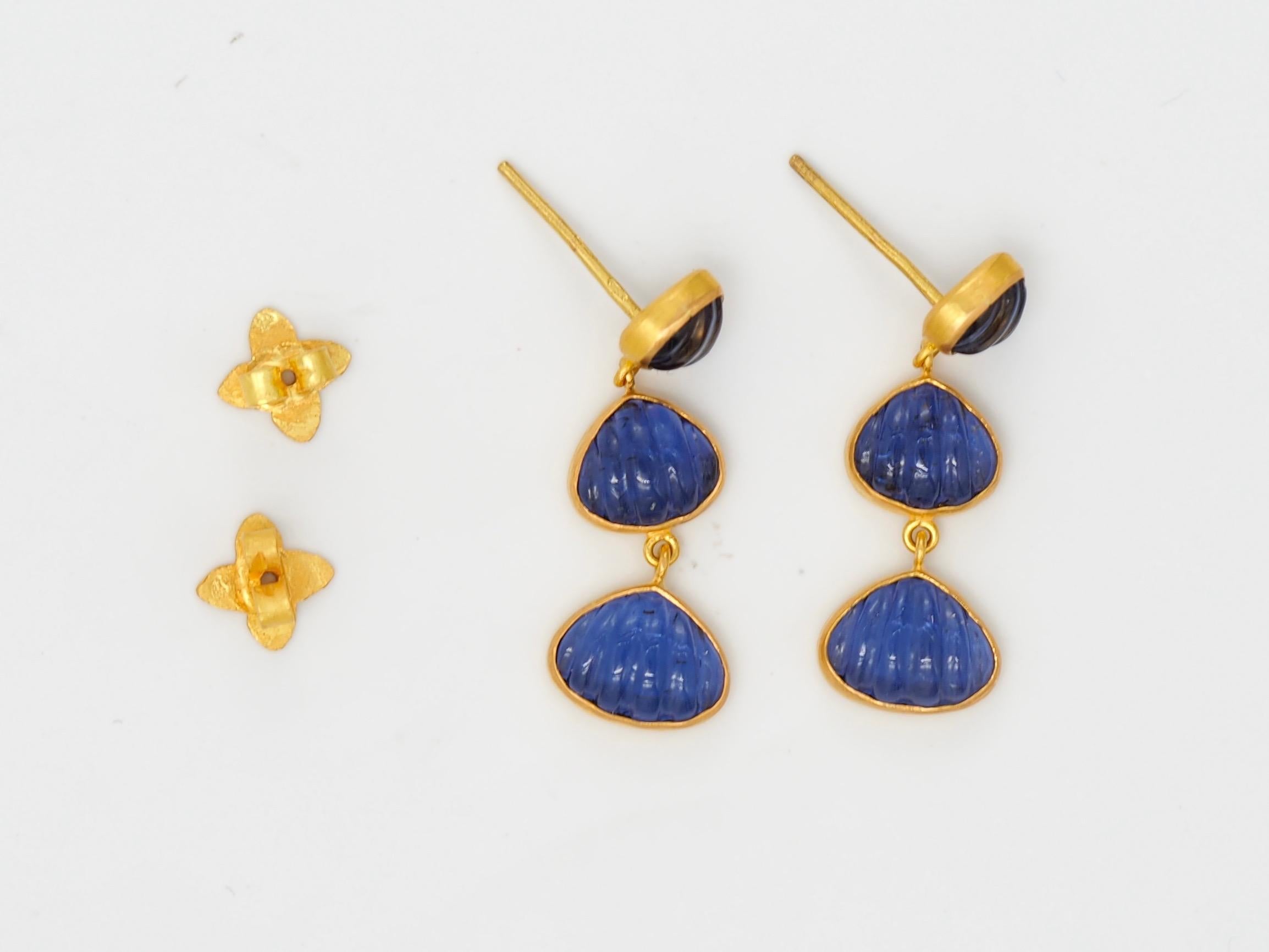 Hand Carved Iolite Shell 22 Karat Gold Push Earrings In New Condition For Sale In Paris, Paris