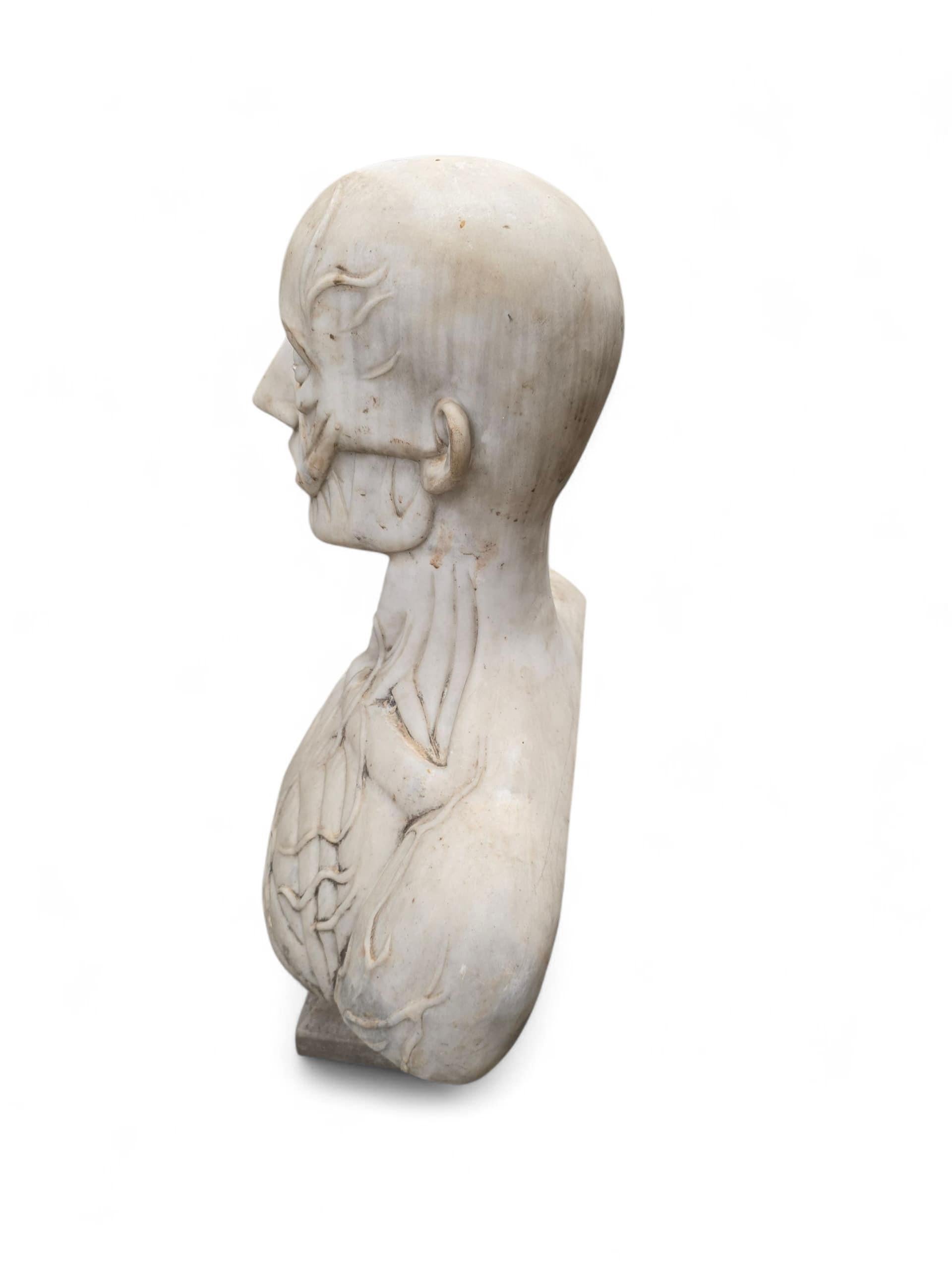 Busto anatómico italiano tallado a mano en mármol de Carrara, Siglo XX Mármol en venta