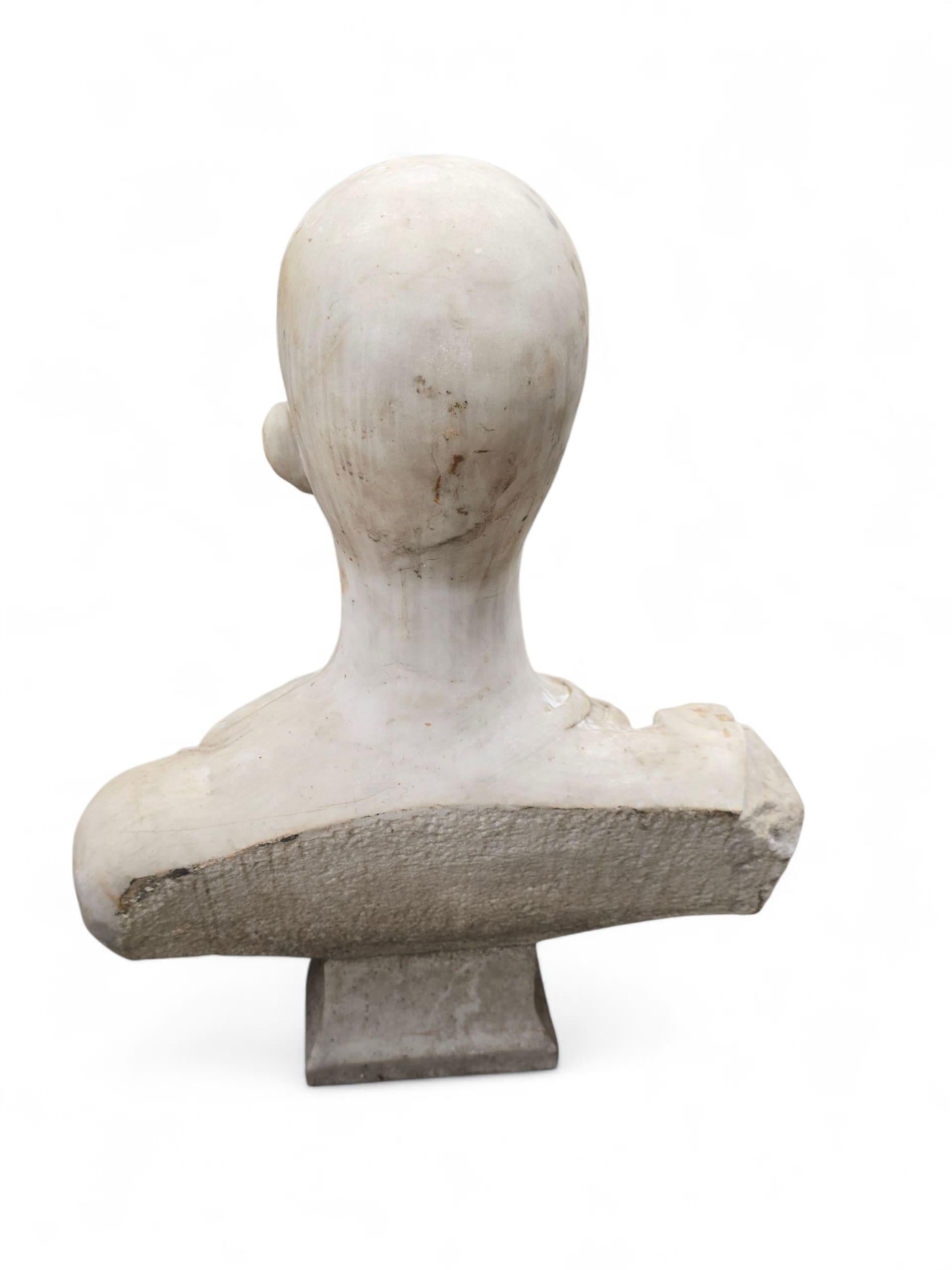 Busto anatómico italiano tallado a mano en mármol de Carrara, Siglo XX en venta 1