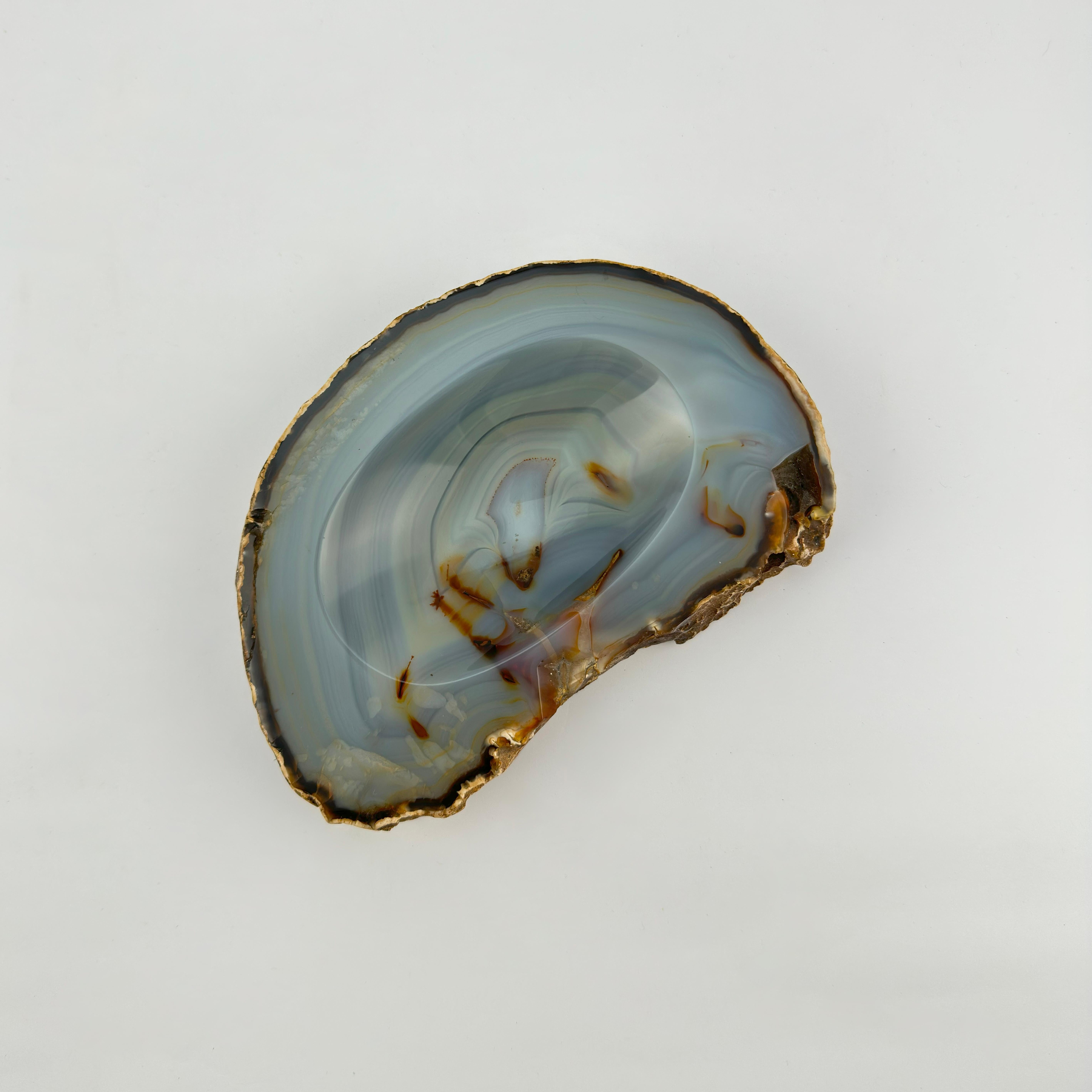 Diese flache Schale wurde in den 1960er Jahren in Italien handgefertigt und aus einer dicken Platte aus natürlichem blauem Chalcedonachat geschnitzt. Mit einer Breite von 15,5 cm, einer Tiefe von 11,5 cm und einer Höhe von 2,5 cm bildet er einen