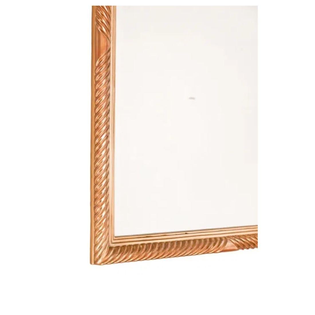 Miroir biseauté italien vintage, sculpté à la main, avec des détails de corde dorée sur le cadre et un détail triangulaire au centre de chaque côté.  Un ajout élégant et magnifique à une pièce.