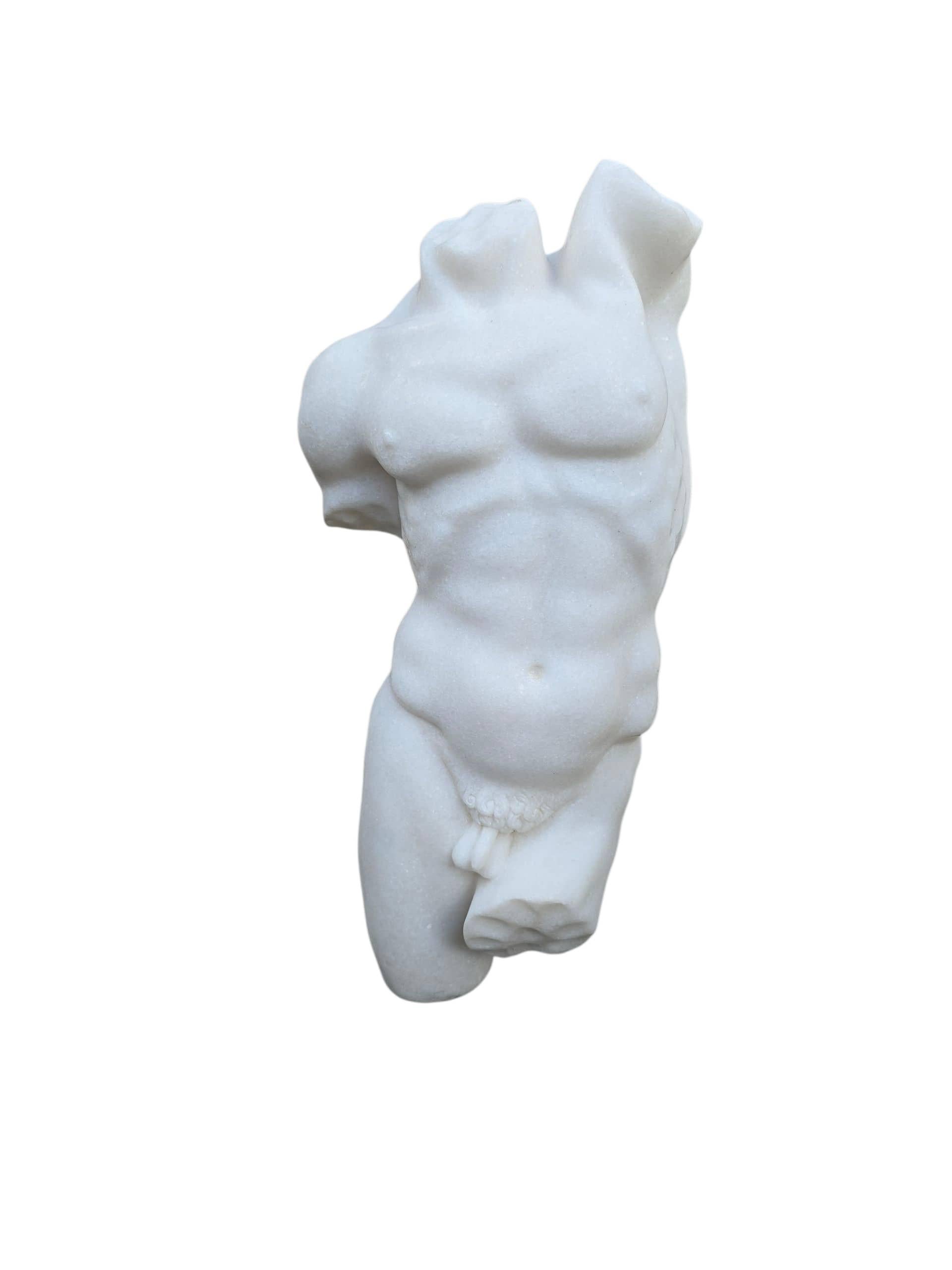 Torse grec classique en marbre italien sculpté à la main sur une base en marbre noir, 20e siècle Bon état - En vente à Madrid, ES