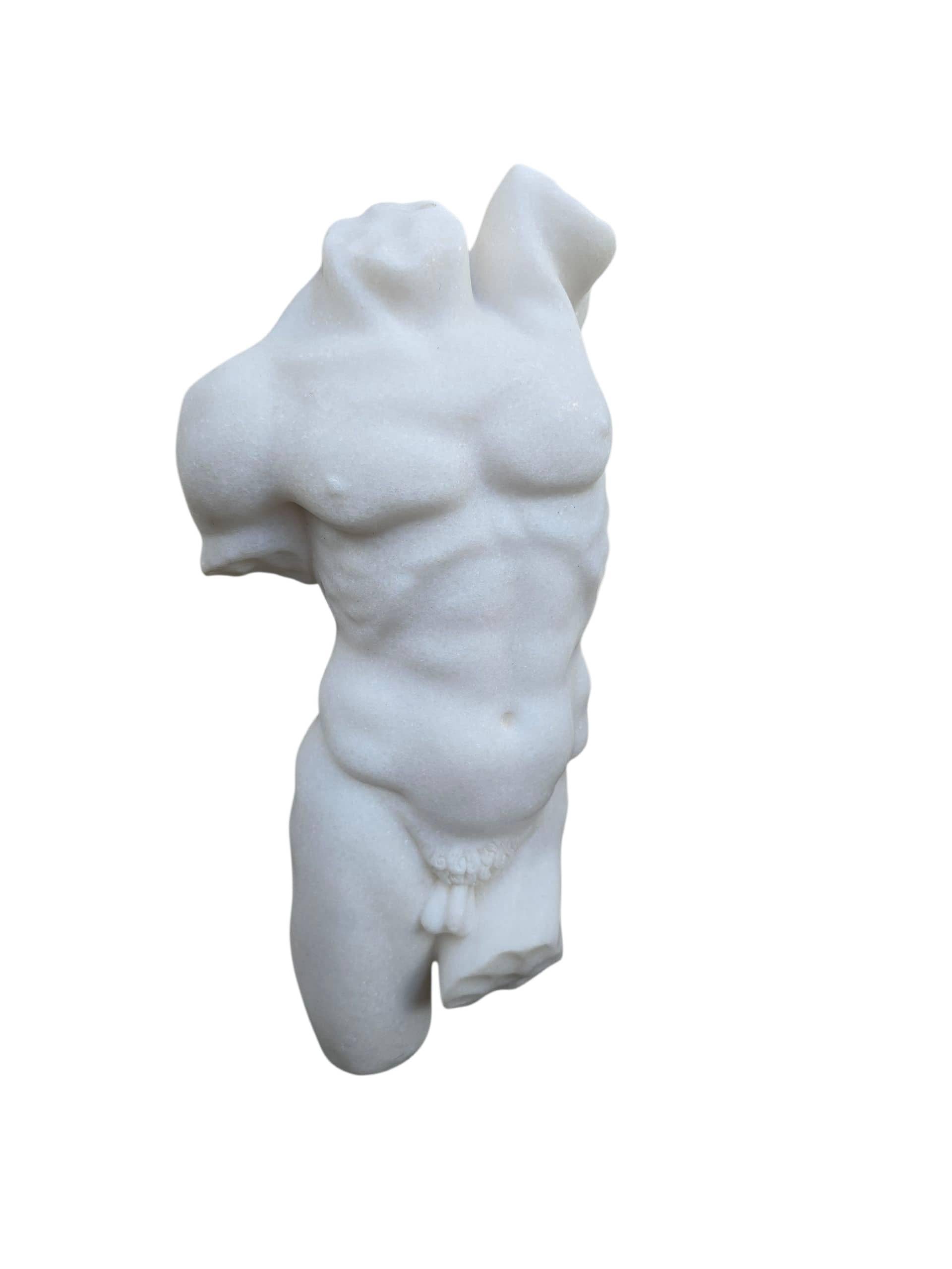Fin du 20e siècle Torse grec classique en marbre italien sculpté à la main sur une base en marbre noir, 20e siècle en vente