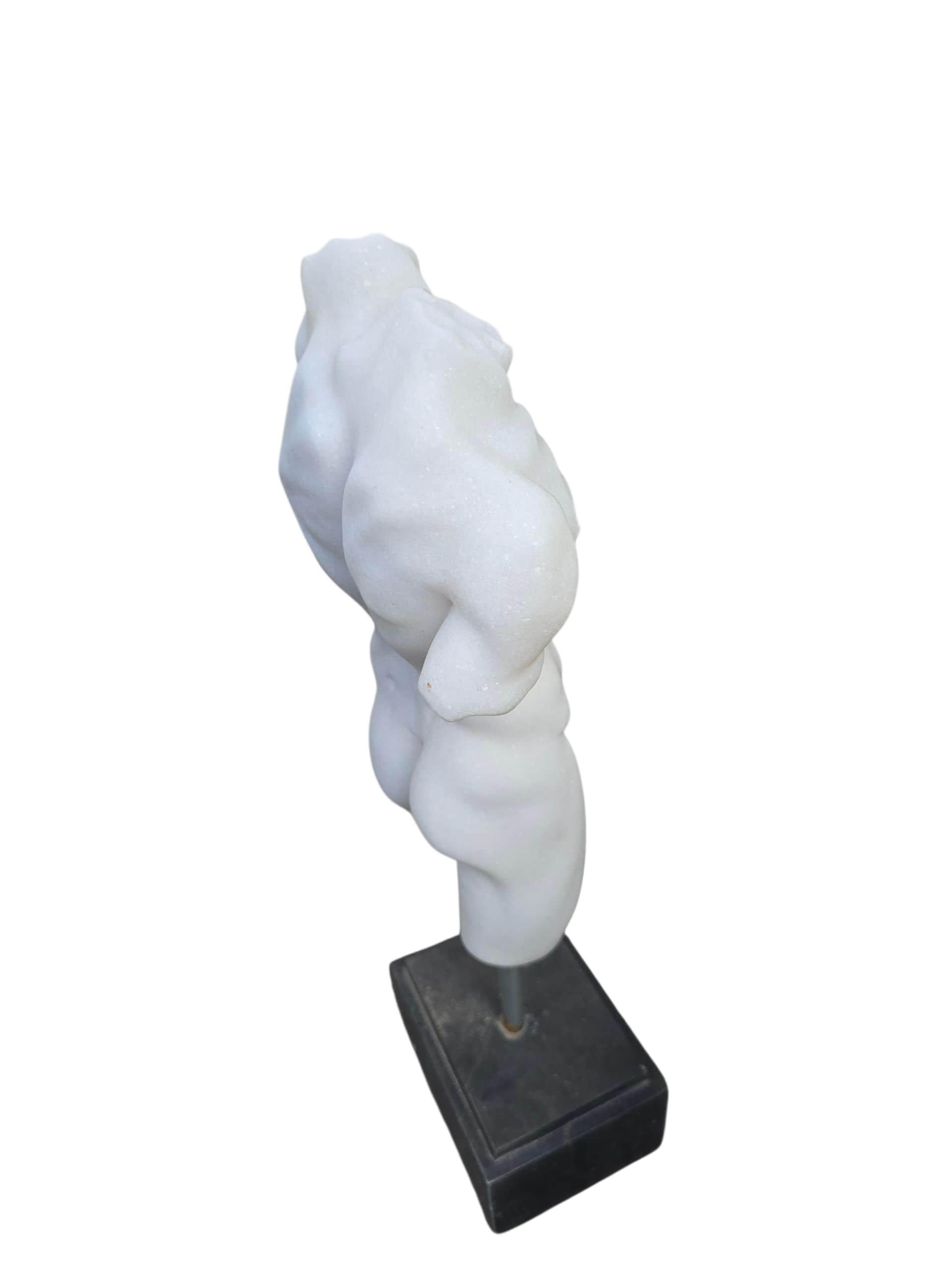 Torse grec classique en marbre italien sculpté à la main sur une base en marbre noir, 20e siècle en vente 1