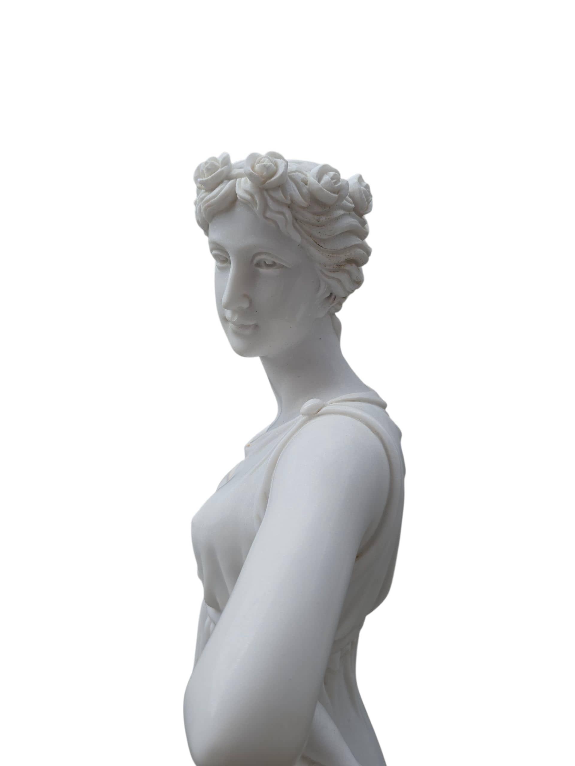 Escultura italiana de mármol tallada a mano de una joven del siglo XIX, siglo XX mediados del siglo XX en venta