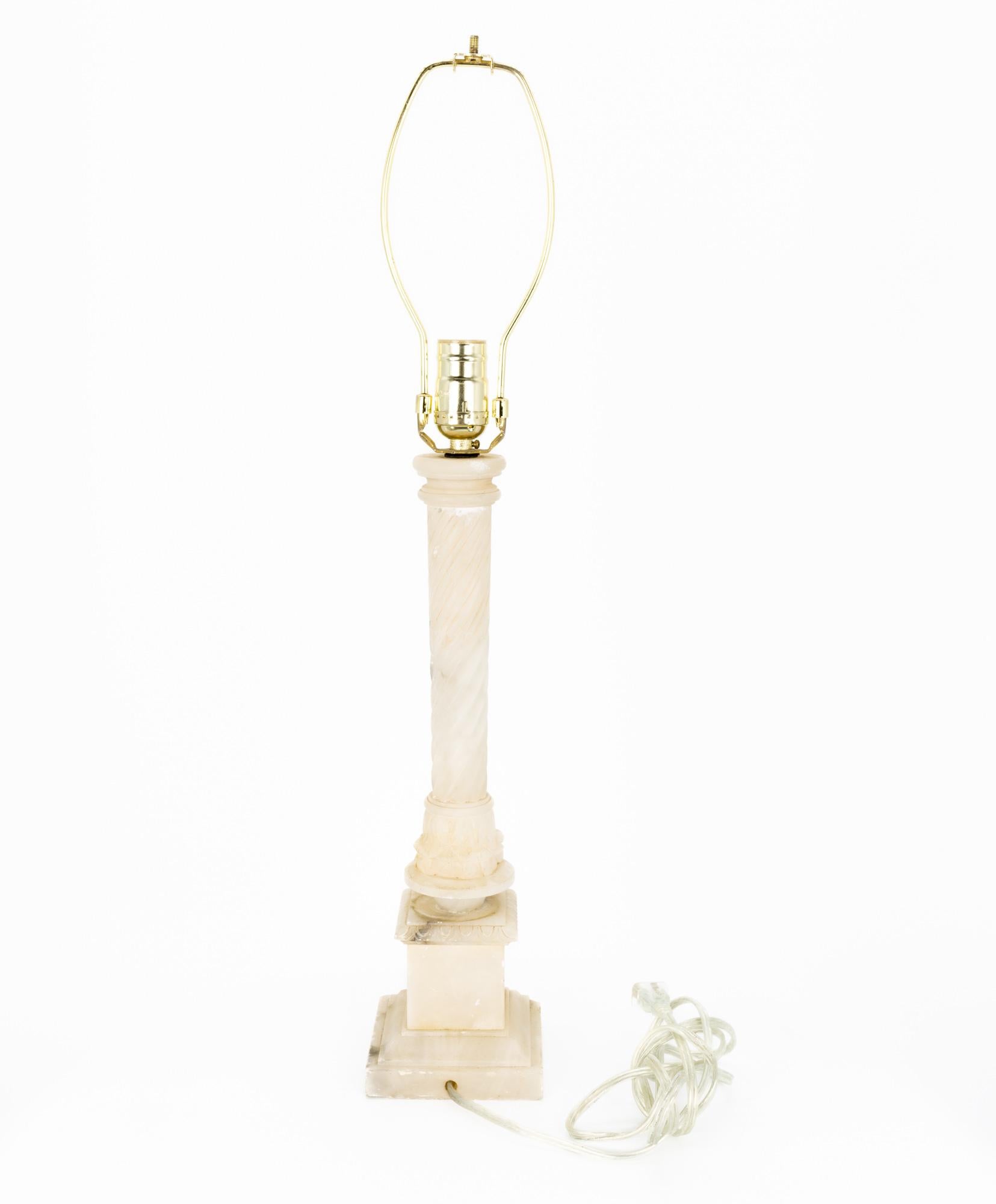 Lampe de table à colonne en albâtre italienne sculptée à la main du milieu du siècle dernier Bon état - En vente à Countryside, IL