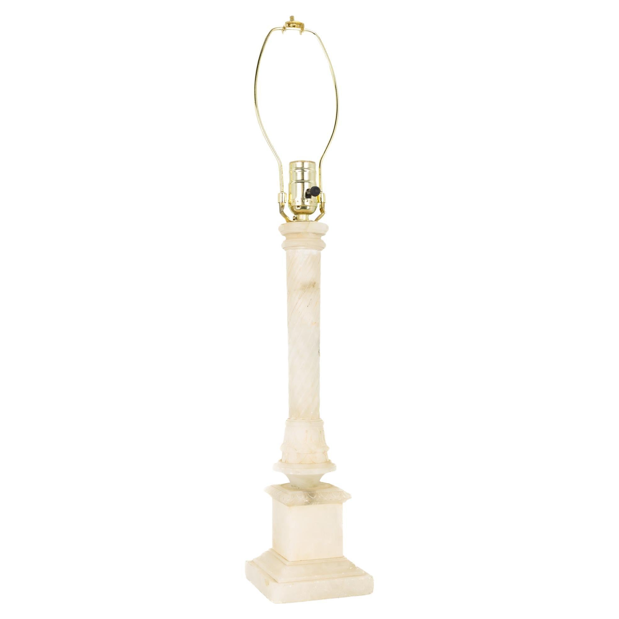 Handgeschnitzte italienische Alabaster-Säulen-Tischlampe aus der Mitte des Jahrhunderts im Angebot