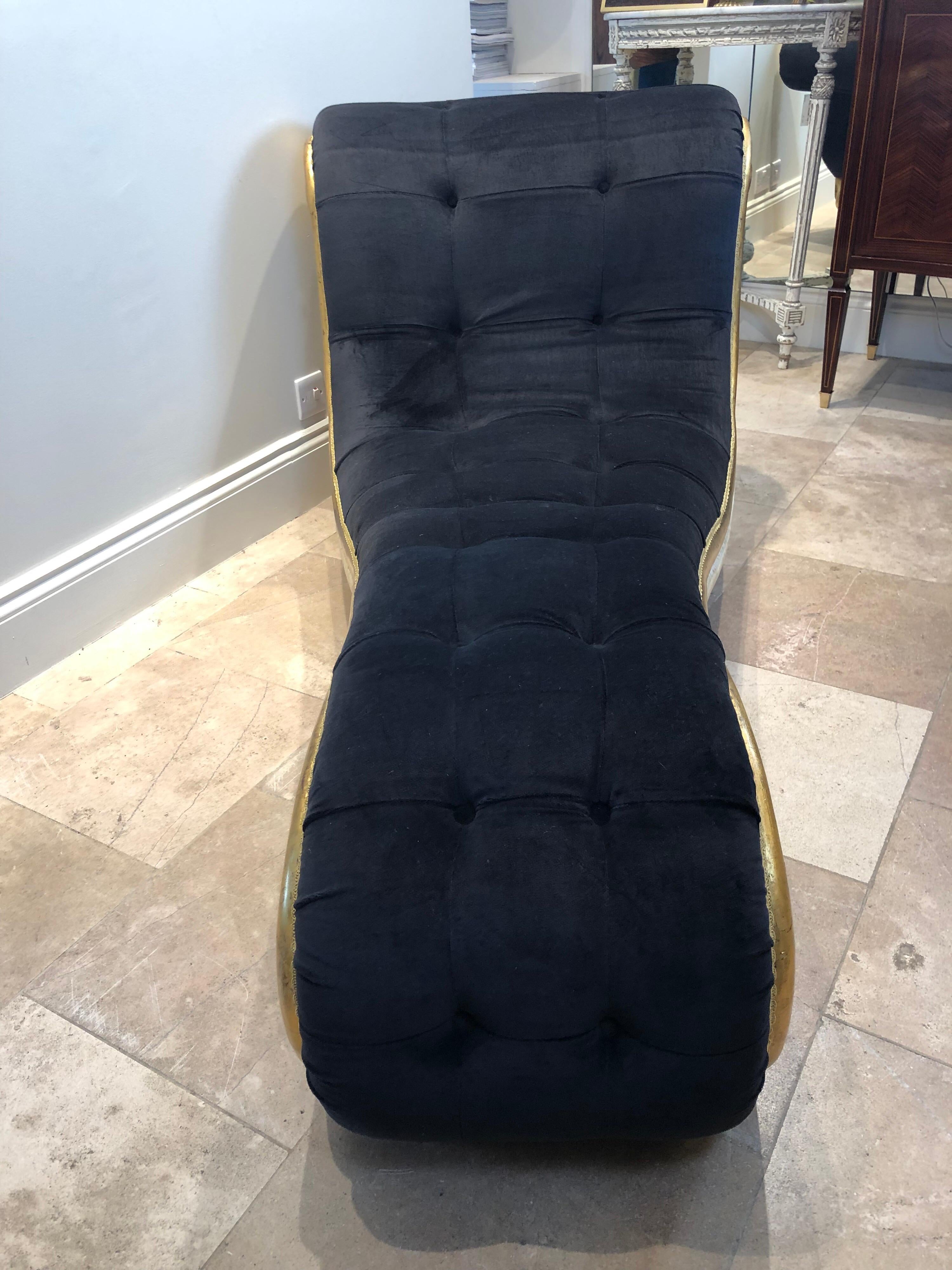 Hand Carved Italian Midcentury Chaise Longue in Black Velvet For Sale 2