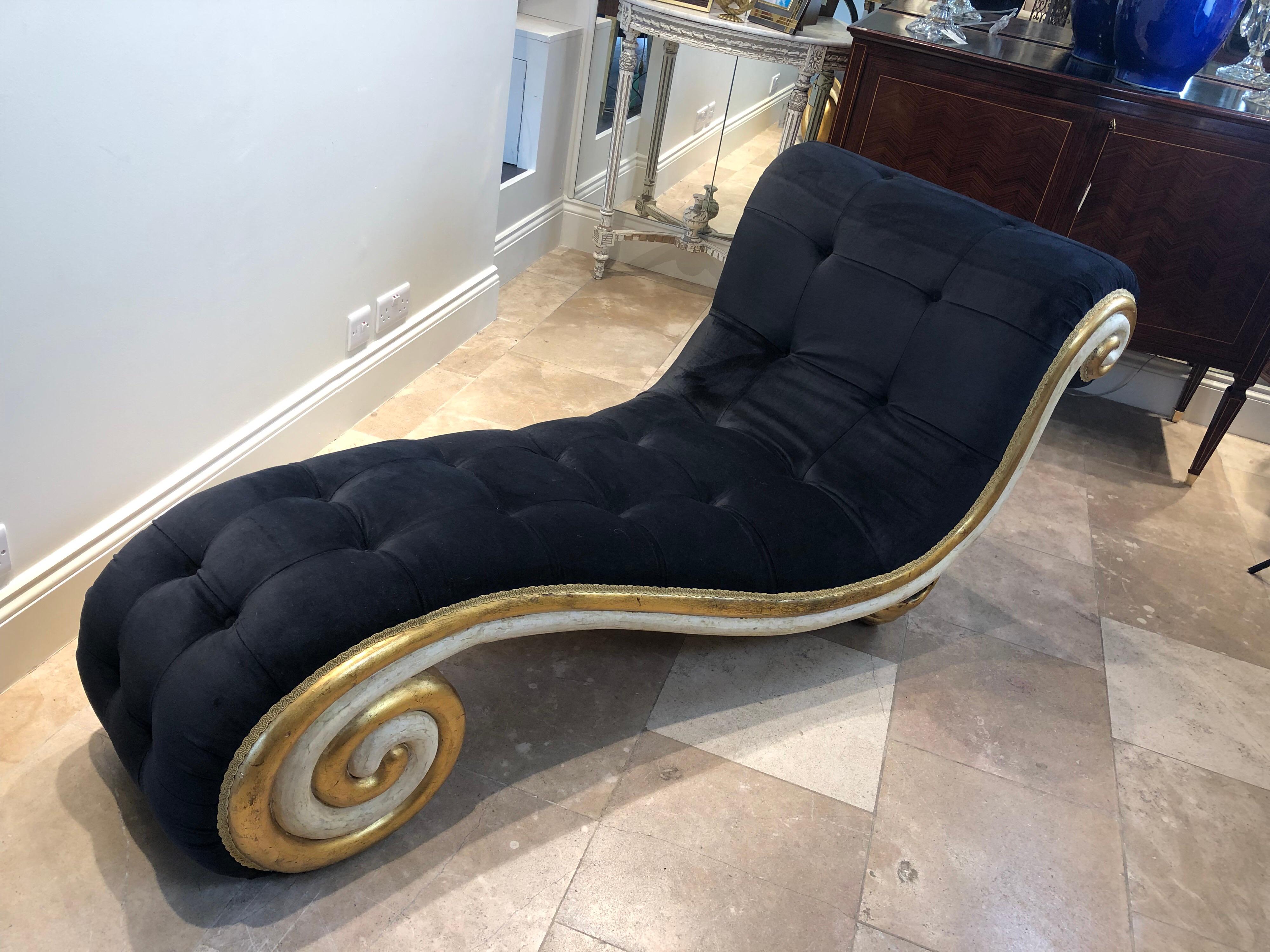 Hand Carved Italian Midcentury Chaise Longue in Black Velvet For Sale 6