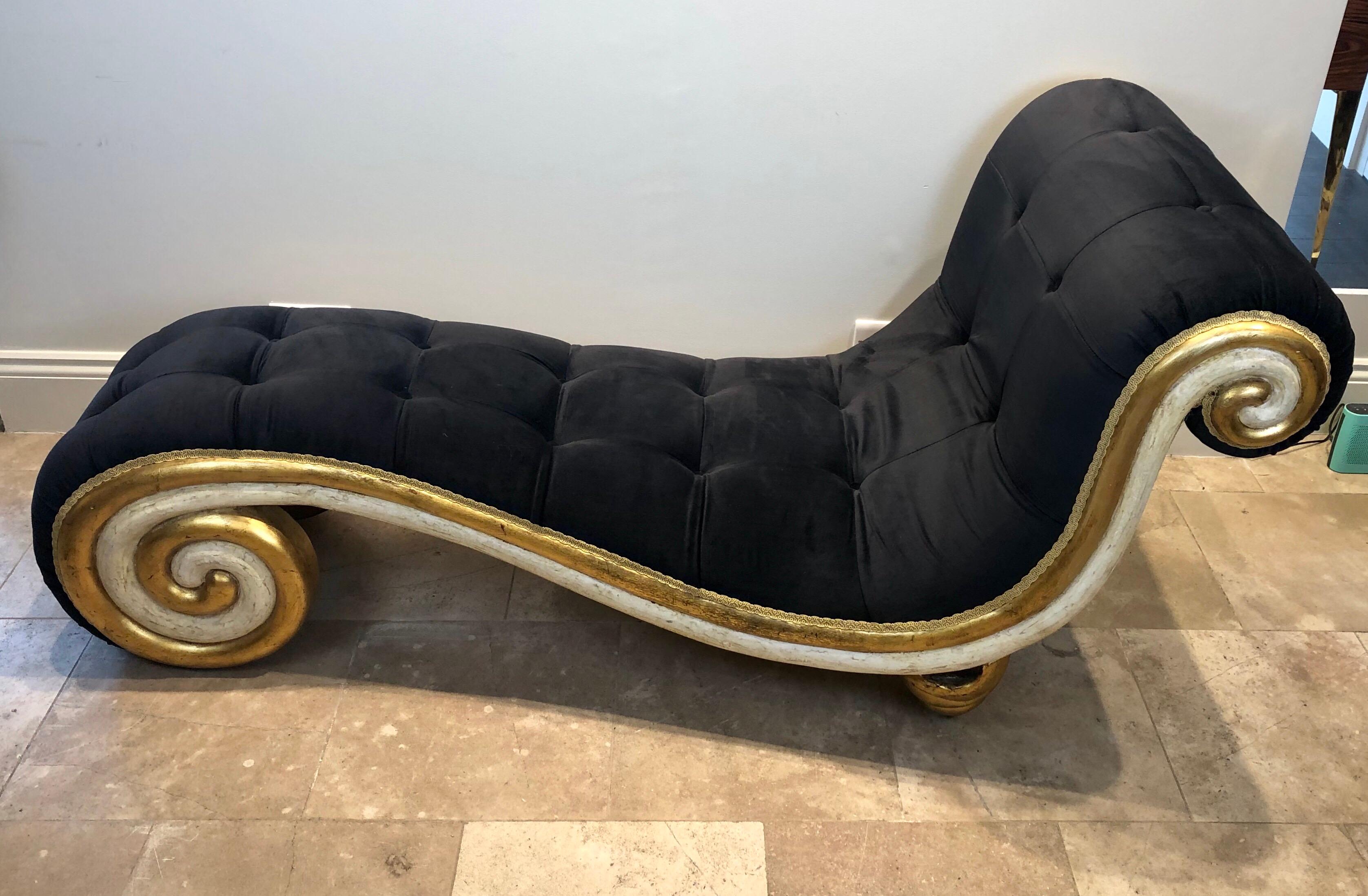 Hand Carved Italian Midcentury Chaise Longue in Black Velvet In Good Condition For Sale In London, GB