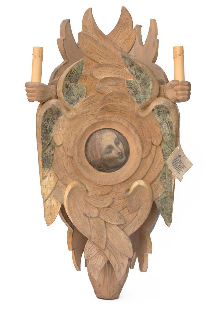 Farol italiano de madera pintada, tallado a mano. Este farol de araña está inspirado en un farol ortodoxo griego ruso del siglo XVI. Las tres caras de ángel se atribuyen a Leonardo da Vinci y centran cada lado de la luminaria con alas de ángel