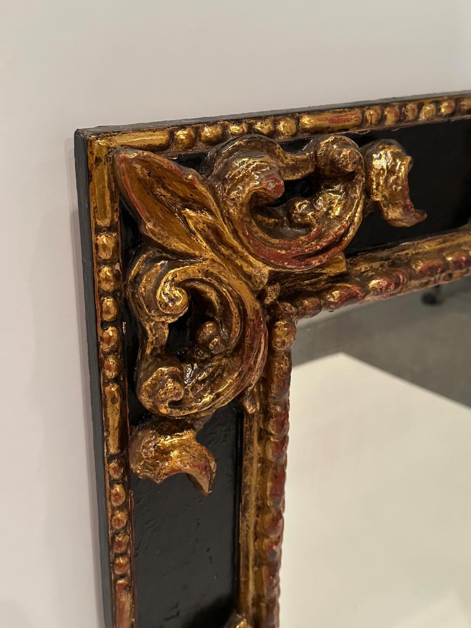 Milieu du XXe siècle Miroir italien de style rococo sculpté à la main, ébénisé et or ancien en vente