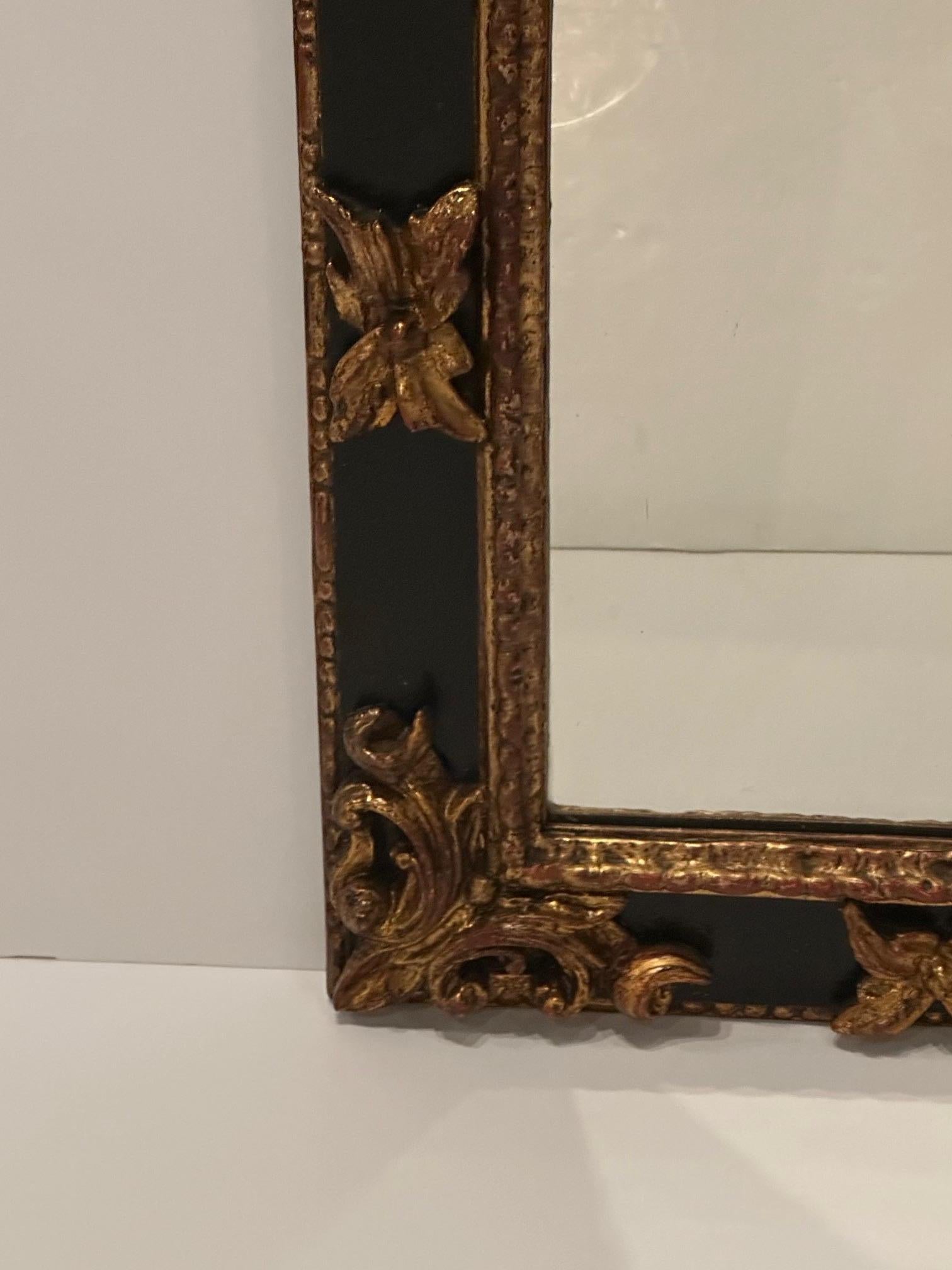Miroir italien de style rococo sculpté à la main, ébénisé et or ancien en vente 1