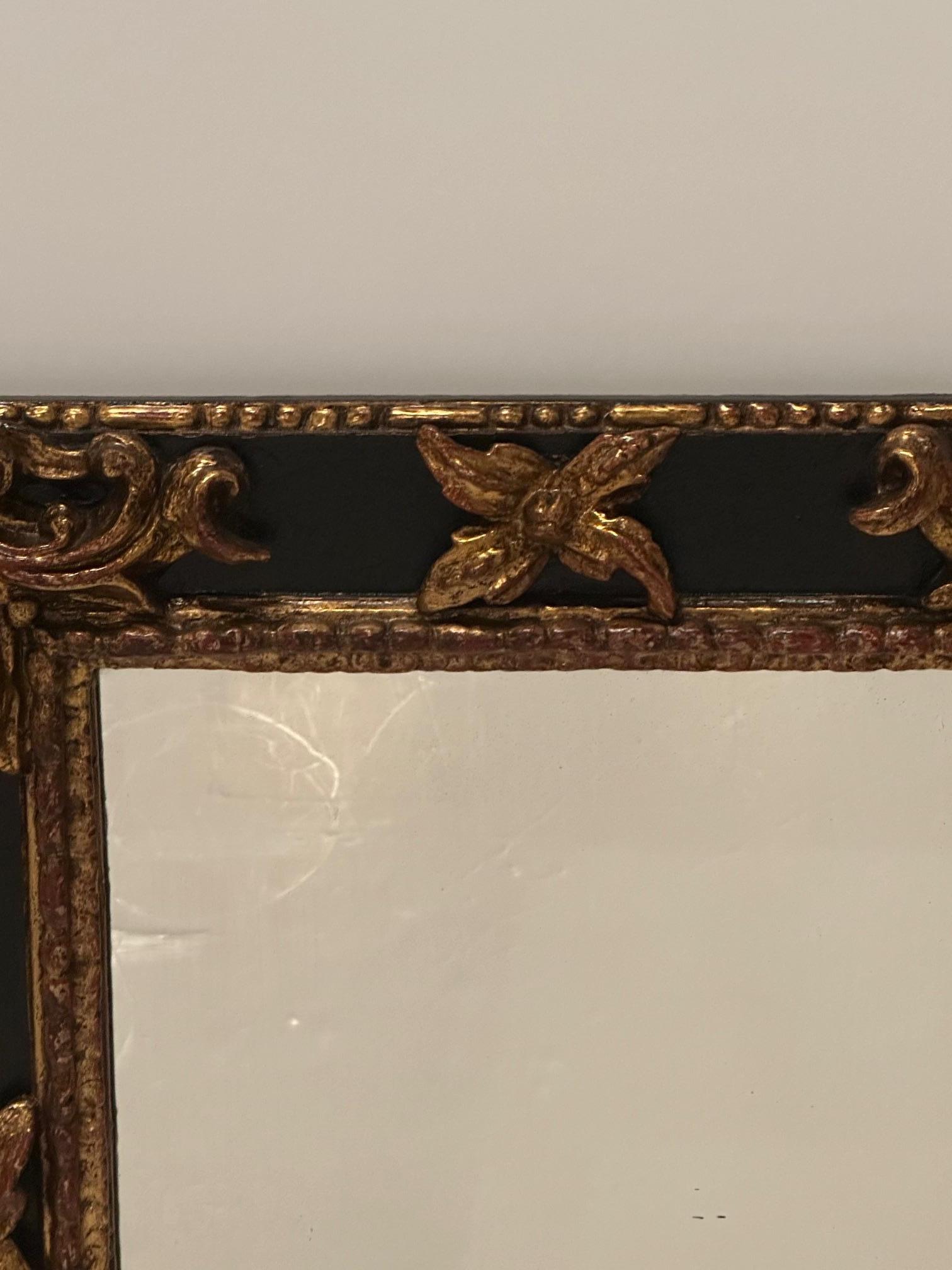 Miroir italien de style rococo sculpté à la main, ébénisé et or ancien en vente 3