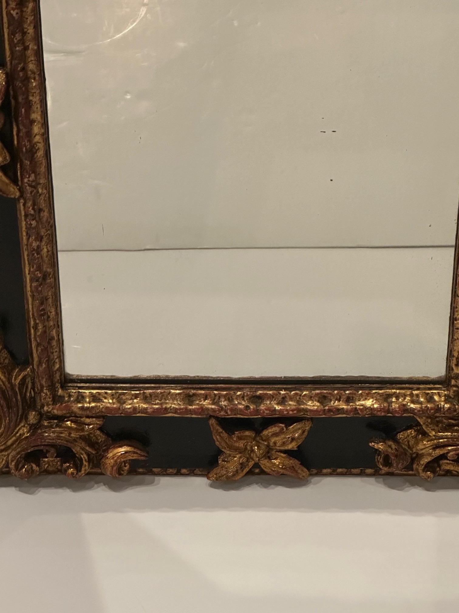 Miroir italien de style rococo sculpté à la main, ébénisé et or ancien en vente 4