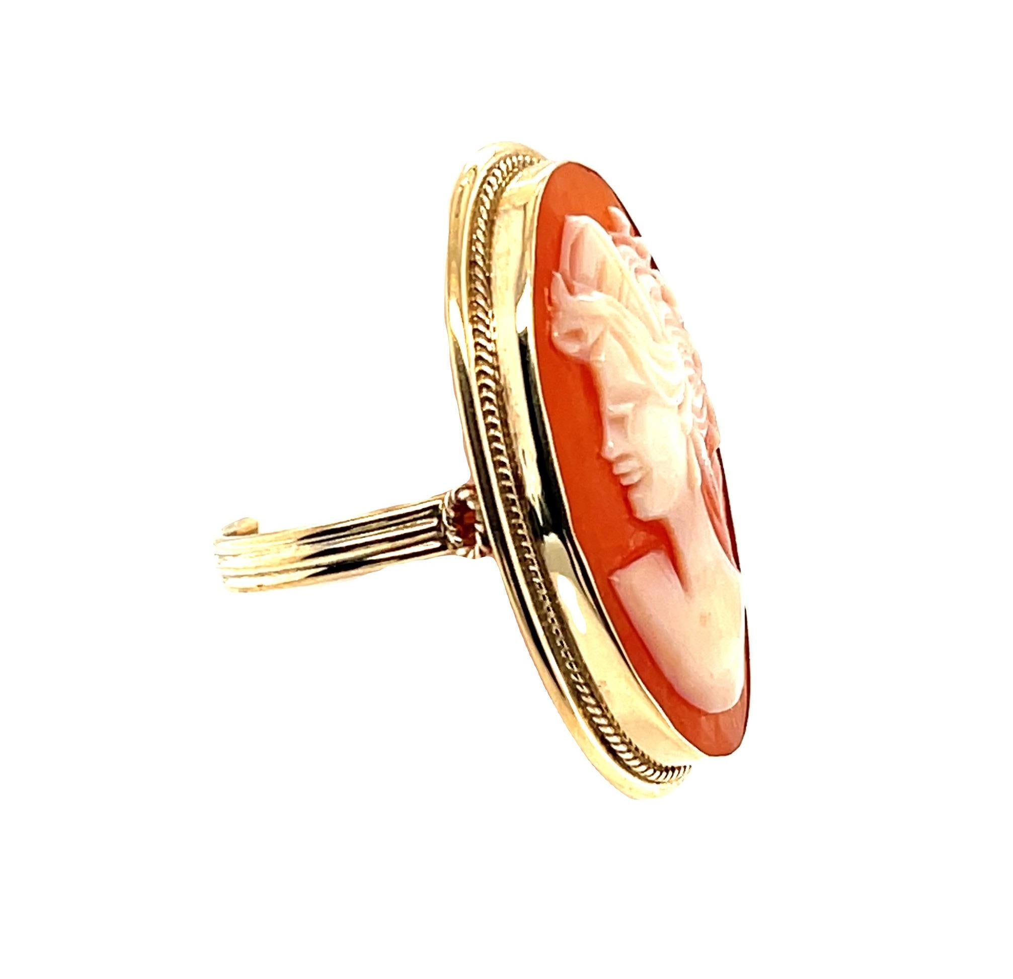 Hand Carved Italian Shell Cameo Ring in 14k Yellow Gold In New Condition For Sale In Los Angeles, CA
