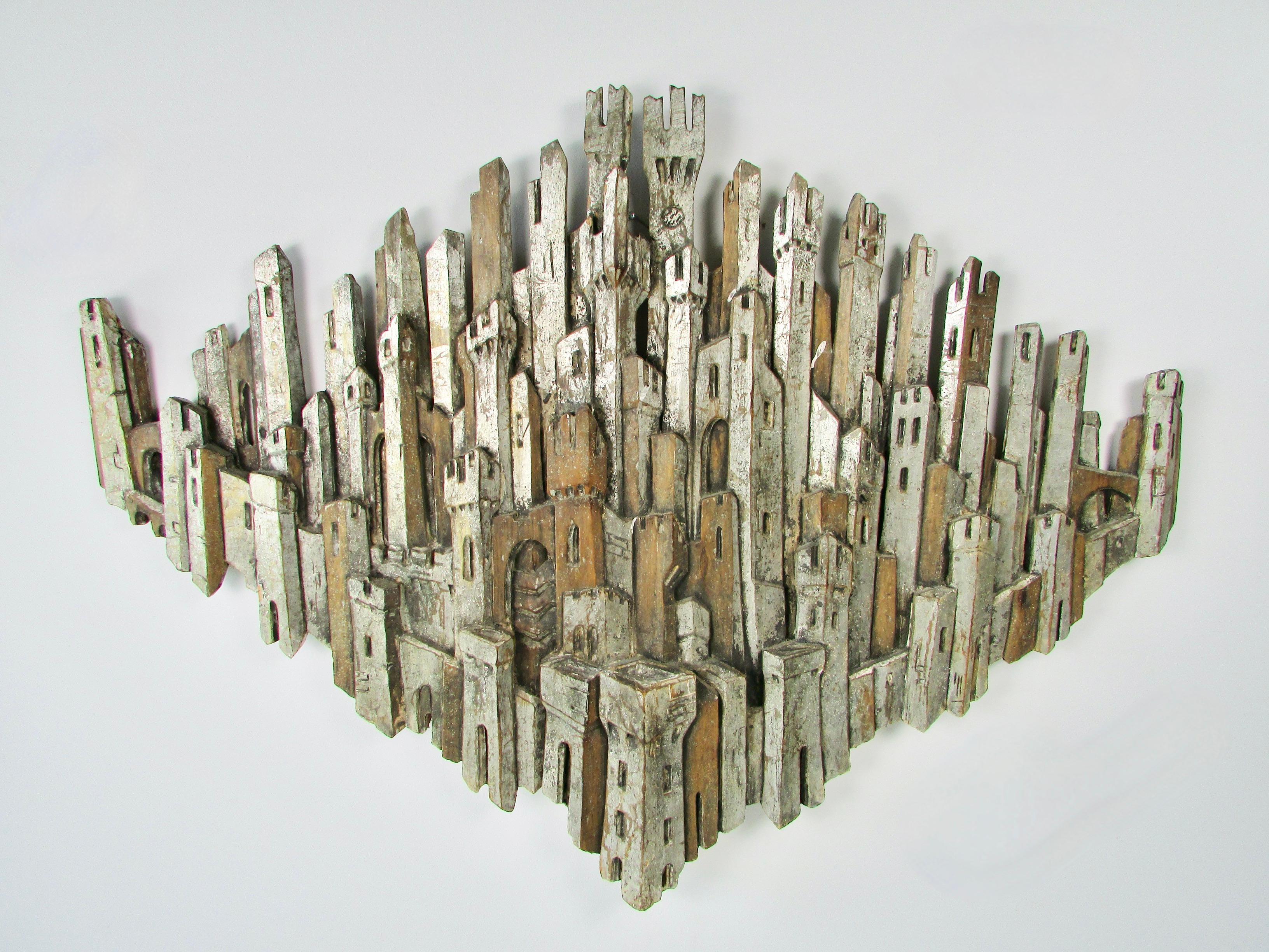 Escultura colgante de pared bellamente tallada que representa torreones y torres de castillos medievales . Tallada de tal forma que da a la pieza una sensación tridimensional . Estampado made in Italy en el reverso.