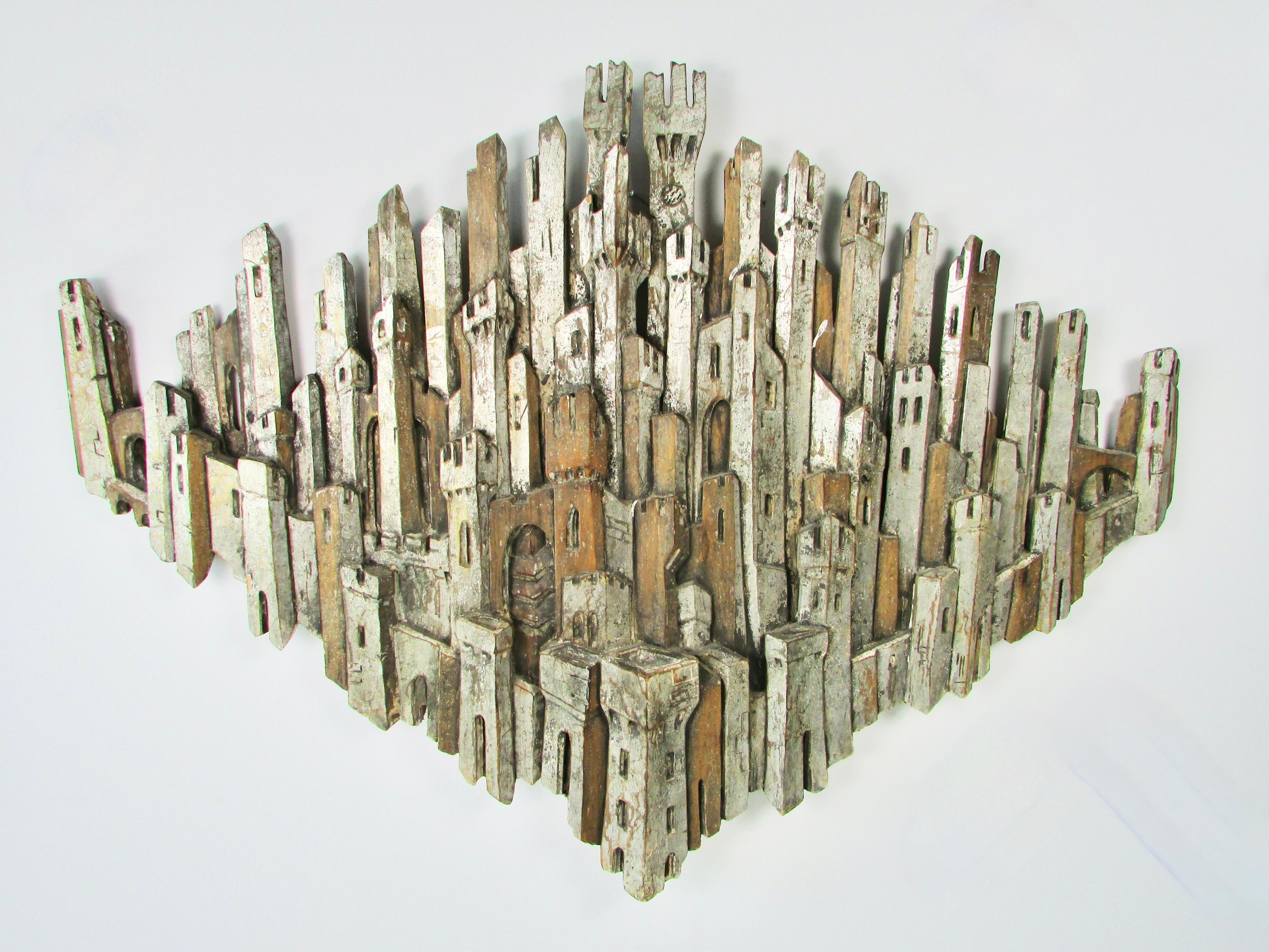 Escultura mural italiana tallada a mano que representa torres y castillos medievales Tallado a mano en venta