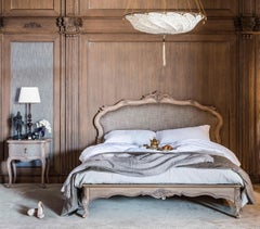 Handgeschnitztes Bett aus italienischem Nussbaum mit gepolstertem Kopfteil - Queen Size