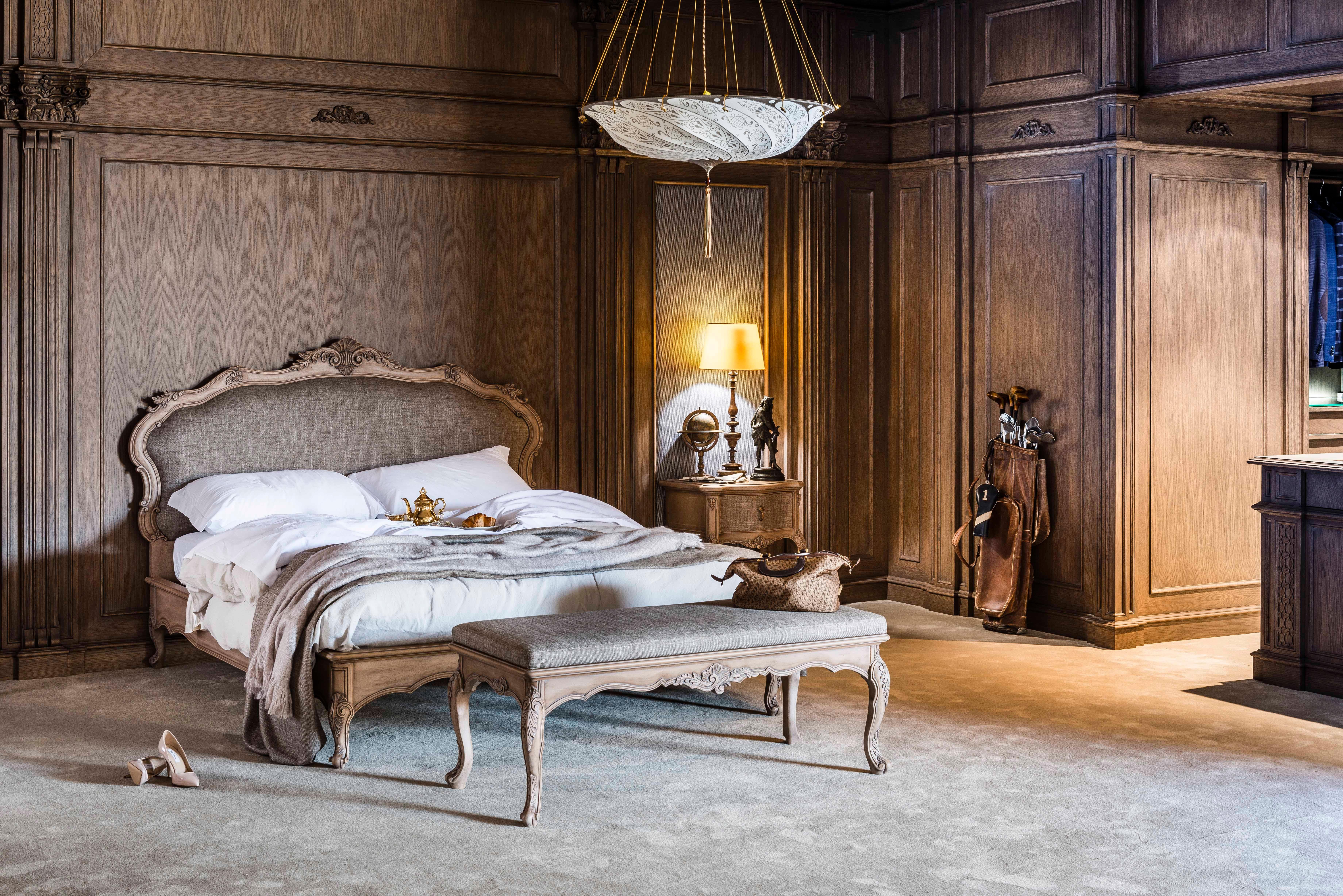 Louis XV Lit en noyer italien sculpté à la main avec tête de lit tapissée - Queen Size en vente