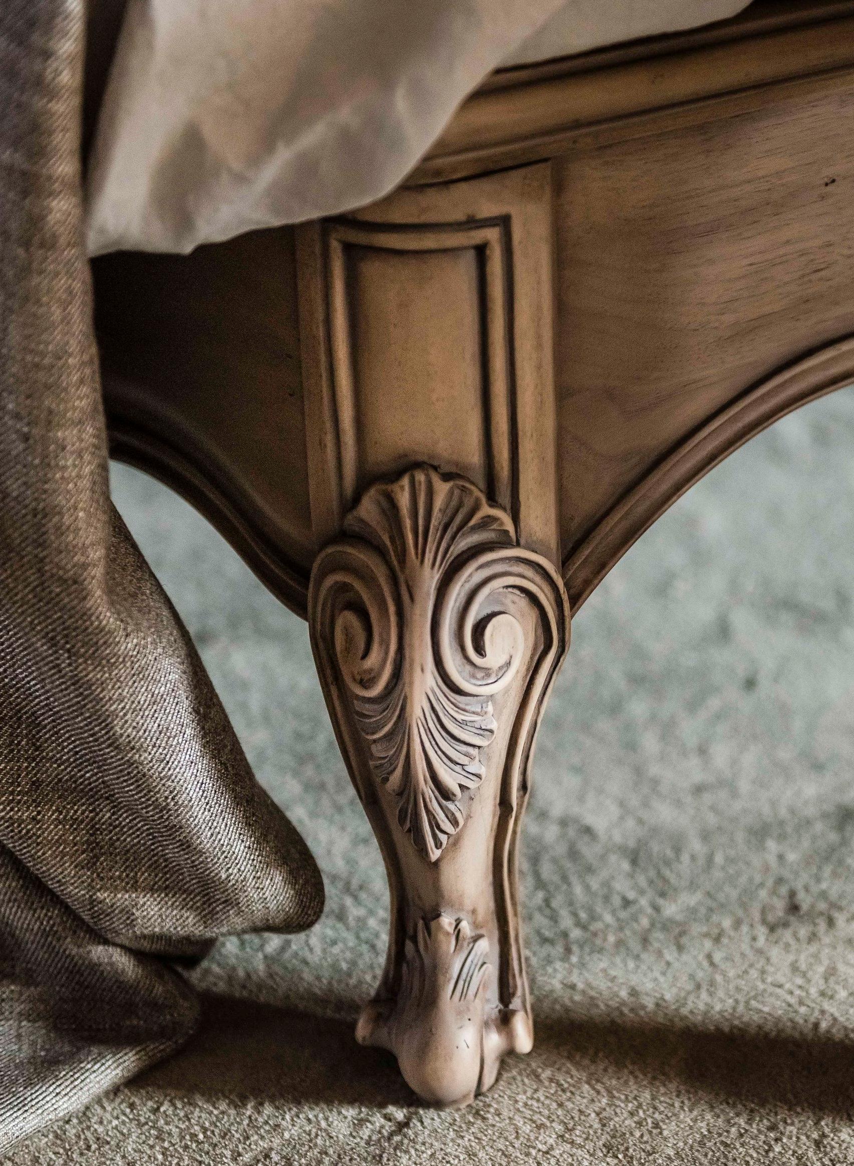 Sculpté Lit en noyer italien sculpté à la main avec tête de lit tapissée - Queen Size en vente