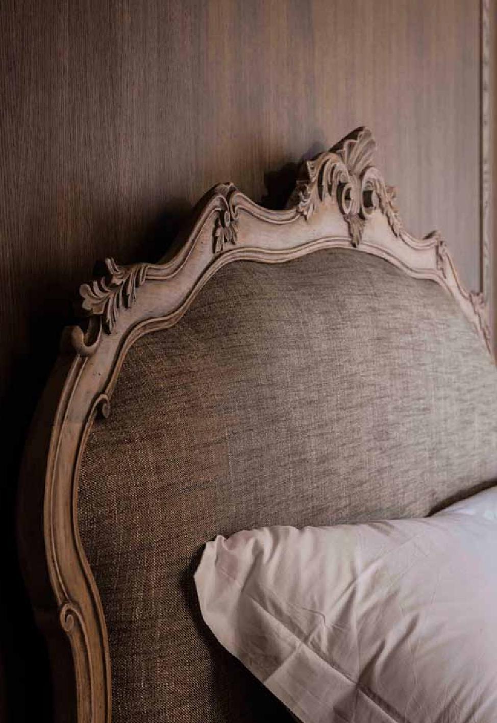 XXIe siècle et contemporain Lit en noyer italien sculpté à la main avec tête de lit tapissée - Queen Size en vente