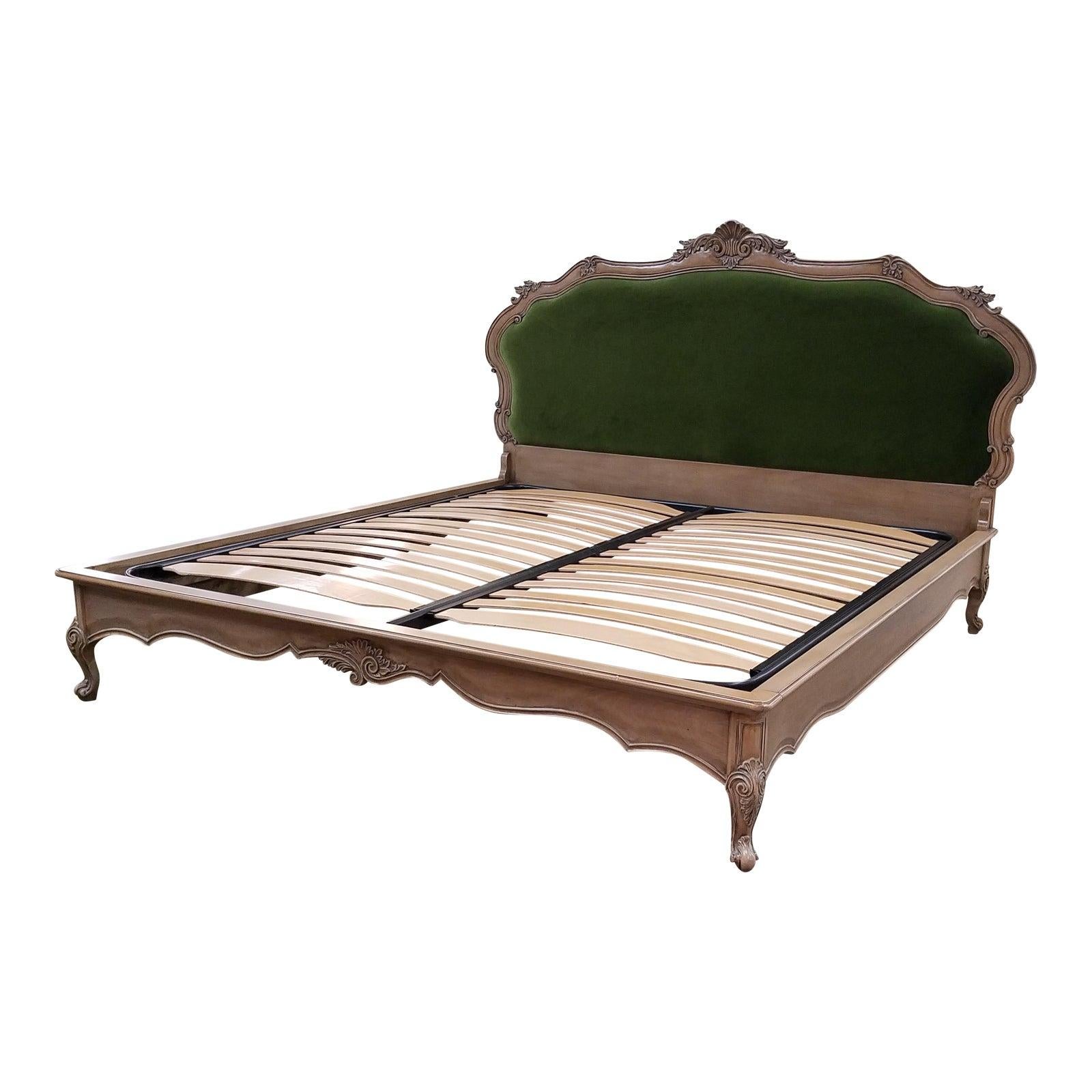 Textile Lit en noyer italien sculpté à la main avec tête de lit tapissée - Queen Size en vente