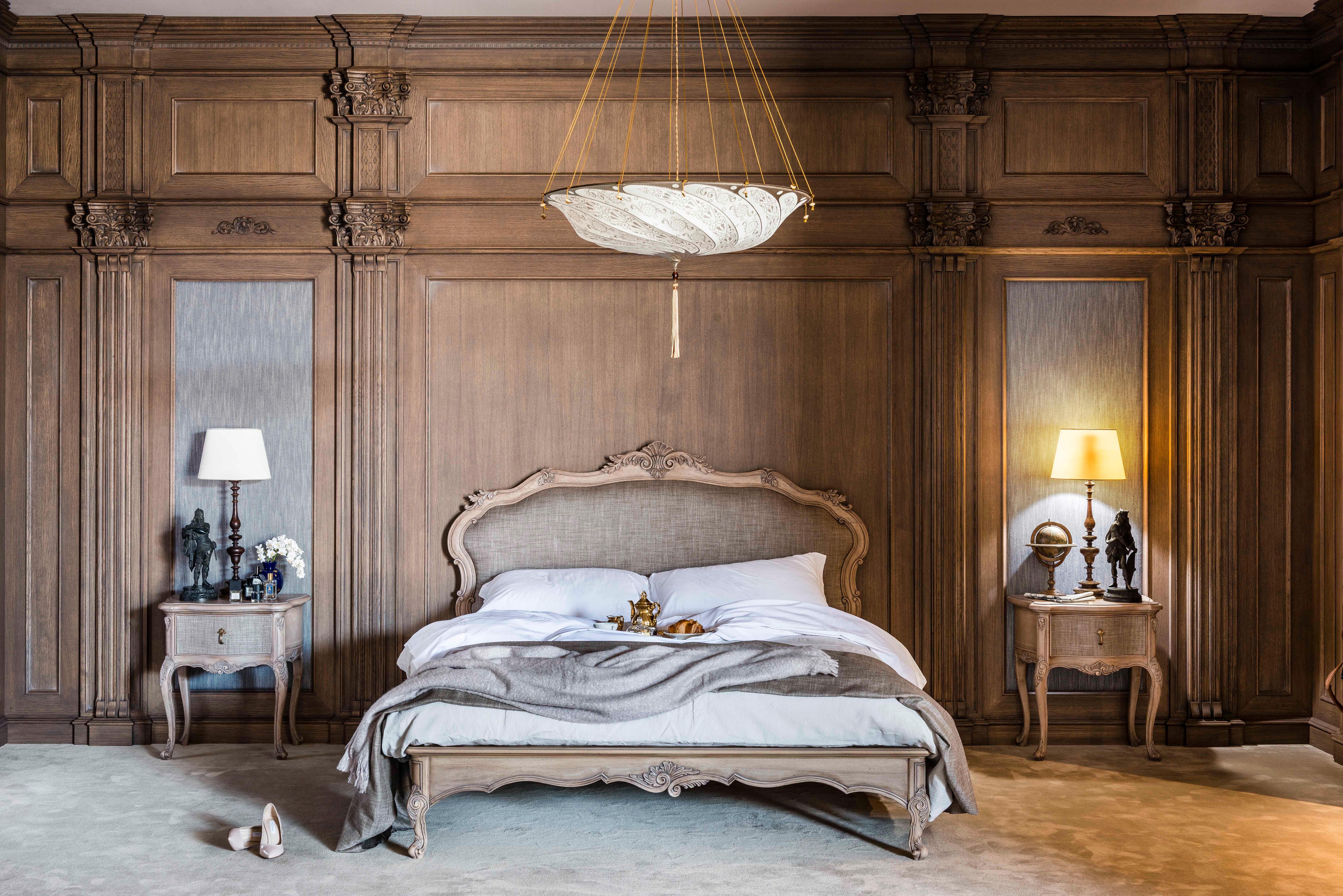 Lit en noyer italien sculpté à la main avec tête de lit tapissée - Queen Size en vente 1