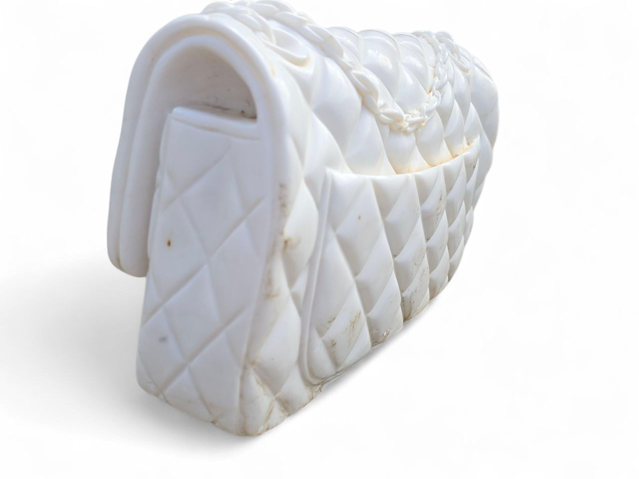 Handgeschnitzte italienische Skulptur aus weißem Marmor einer Chanel-Handtasche im Zustand „Gut“ im Angebot in Madrid, ES