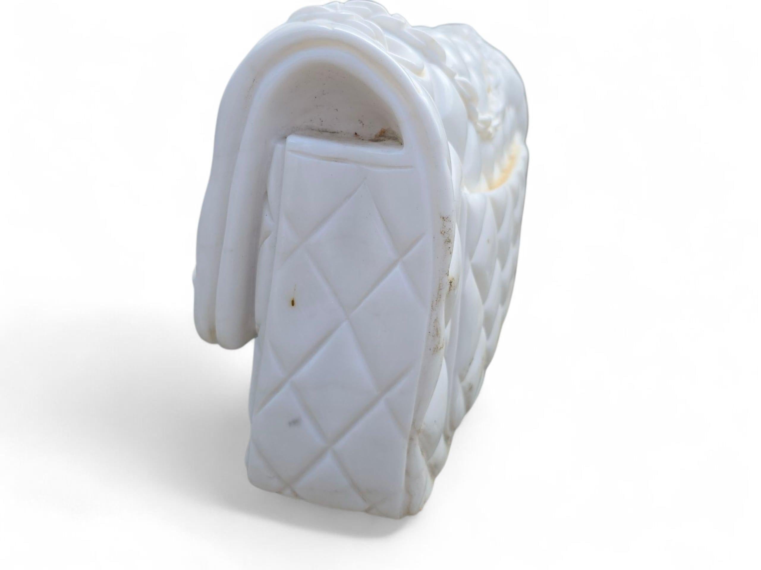 Handgeschnitzte italienische Skulptur aus weißem Marmor einer Chanel-Handtasche (Ende des 20. Jahrhunderts) im Angebot