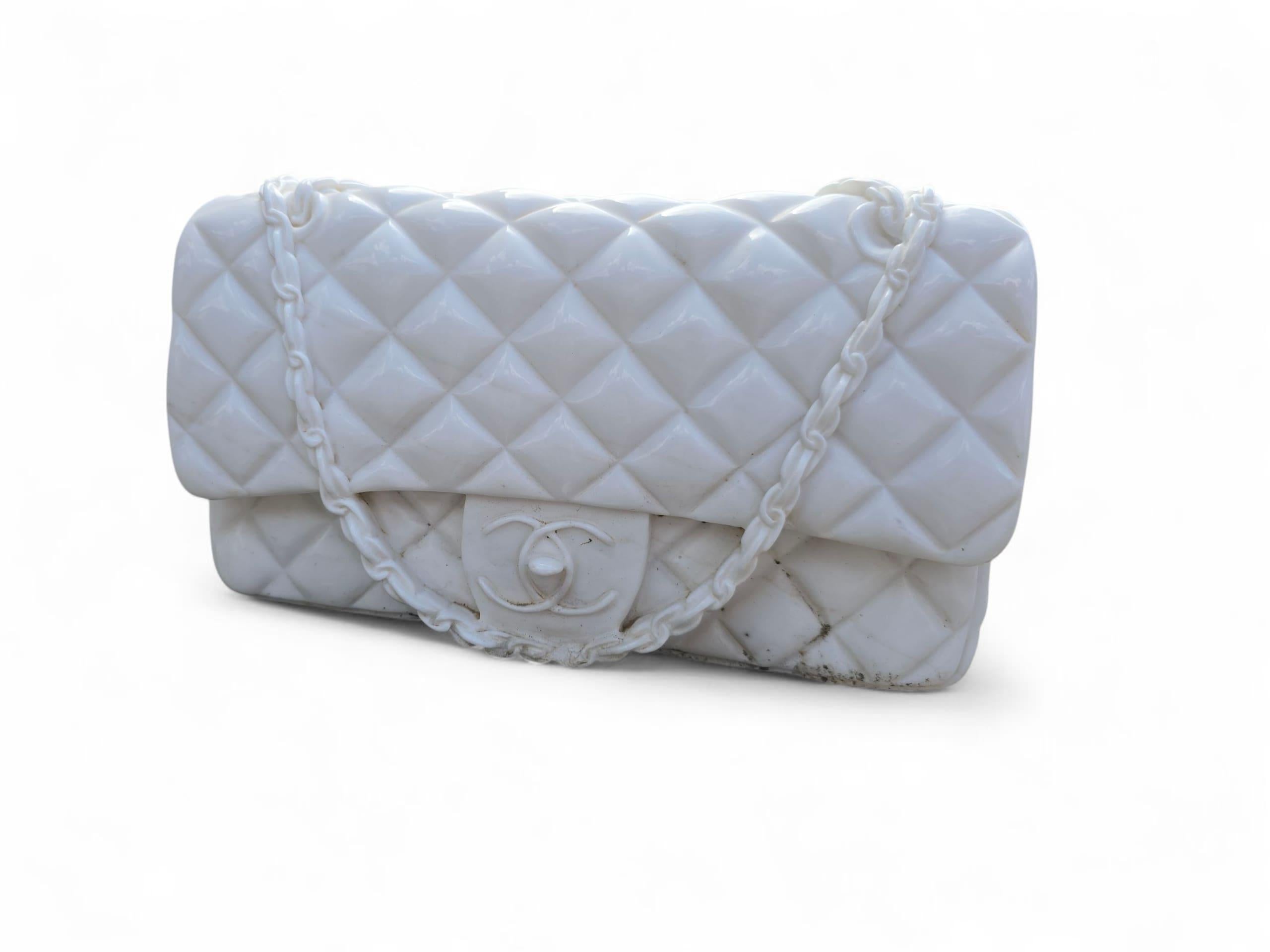Handgeschnitzte italienische Skulptur aus weißem Marmor einer Chanel-Handtasche im Angebot 1