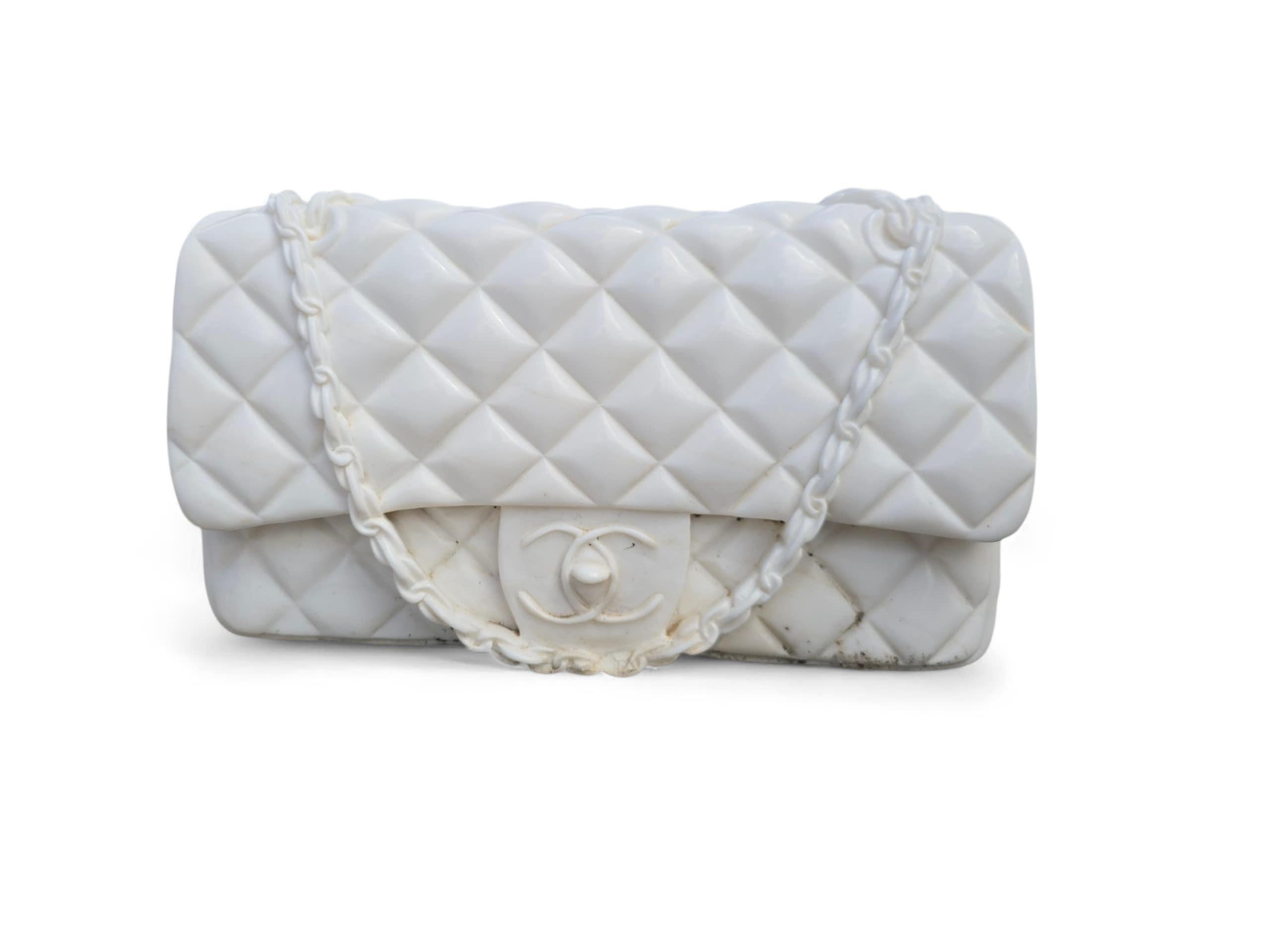 Handgeschnitzte italienische Skulptur aus weißem Marmor einer Chanel-Handtasche im Angebot 2