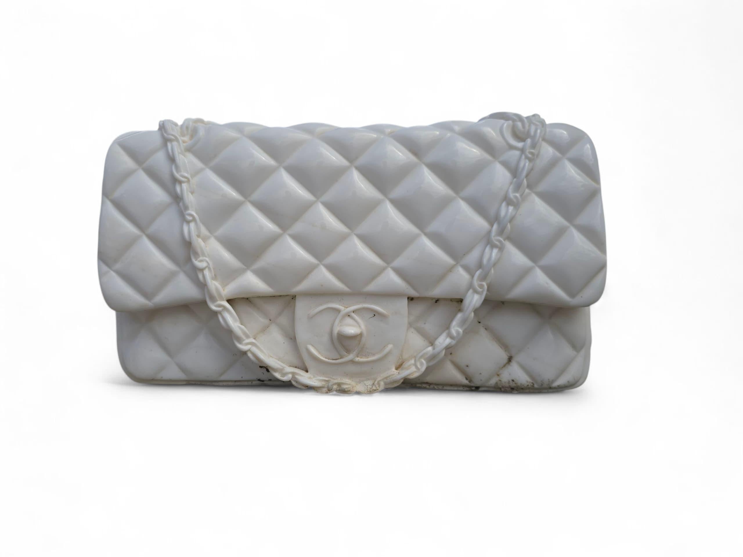 Handgeschnitzte italienische Skulptur aus weißem Marmor einer Chanel-Handtasche im Angebot 3