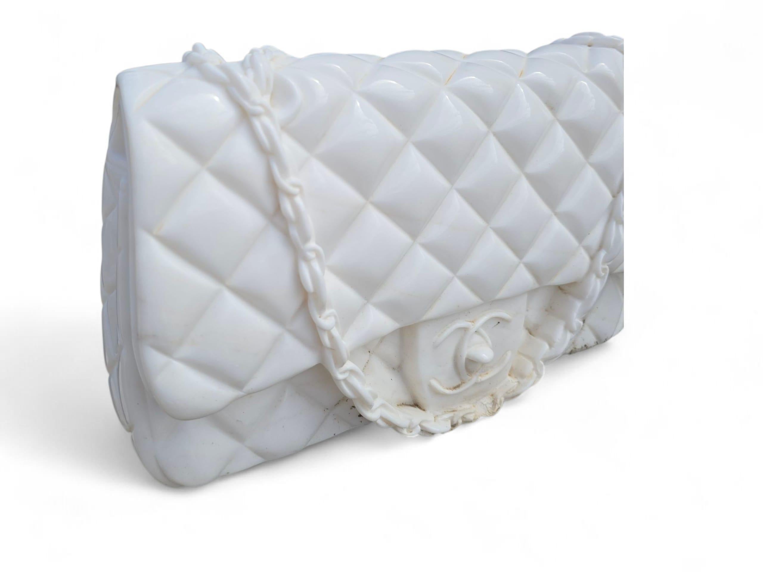 Handgeschnitzte italienische Skulptur aus weißem Marmor einer Chanel-Handtasche im Angebot 4
