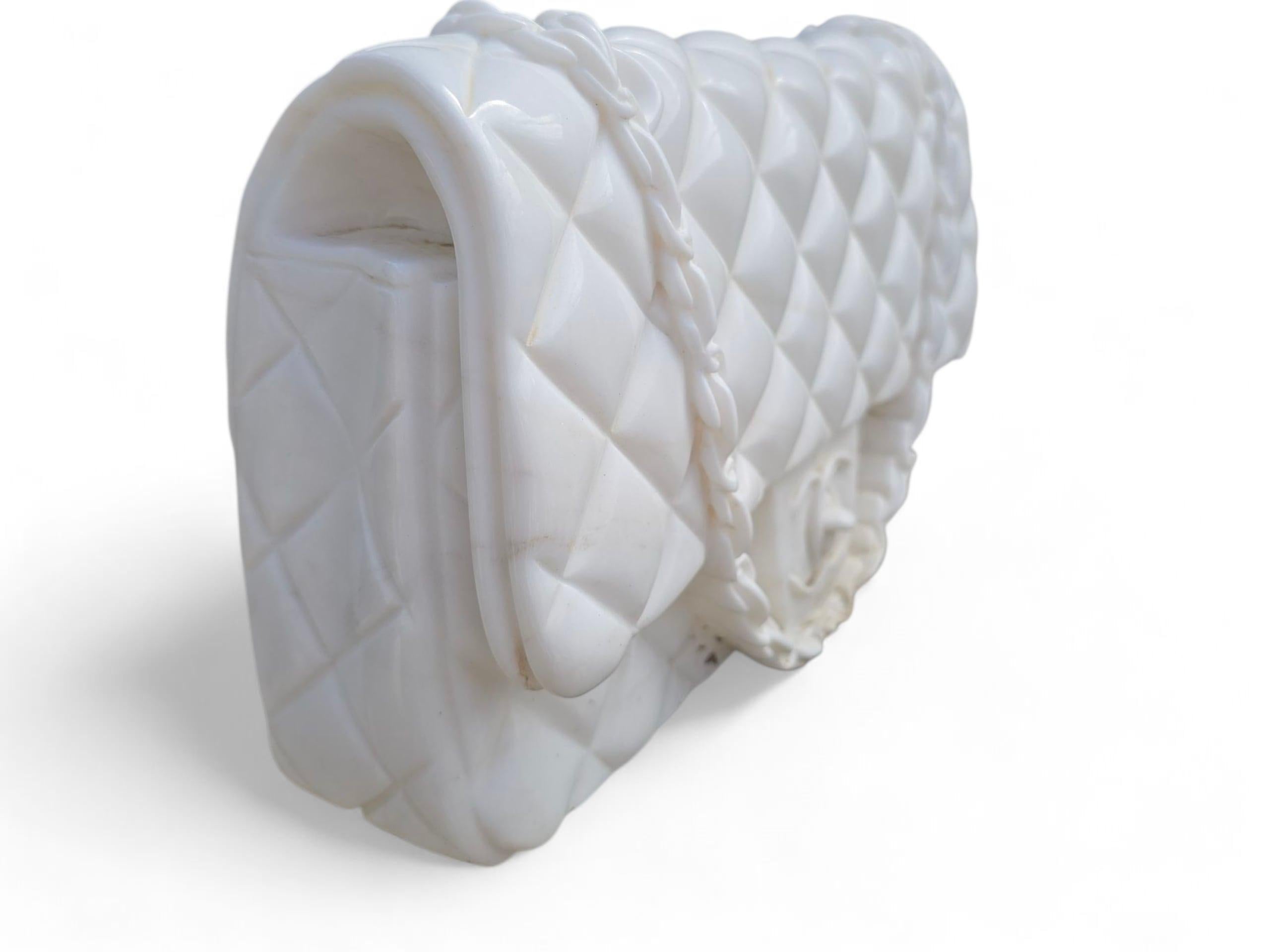 Handgeschnitzte italienische Skulptur aus weißem Marmor einer Chanel-Handtasche im Angebot 5