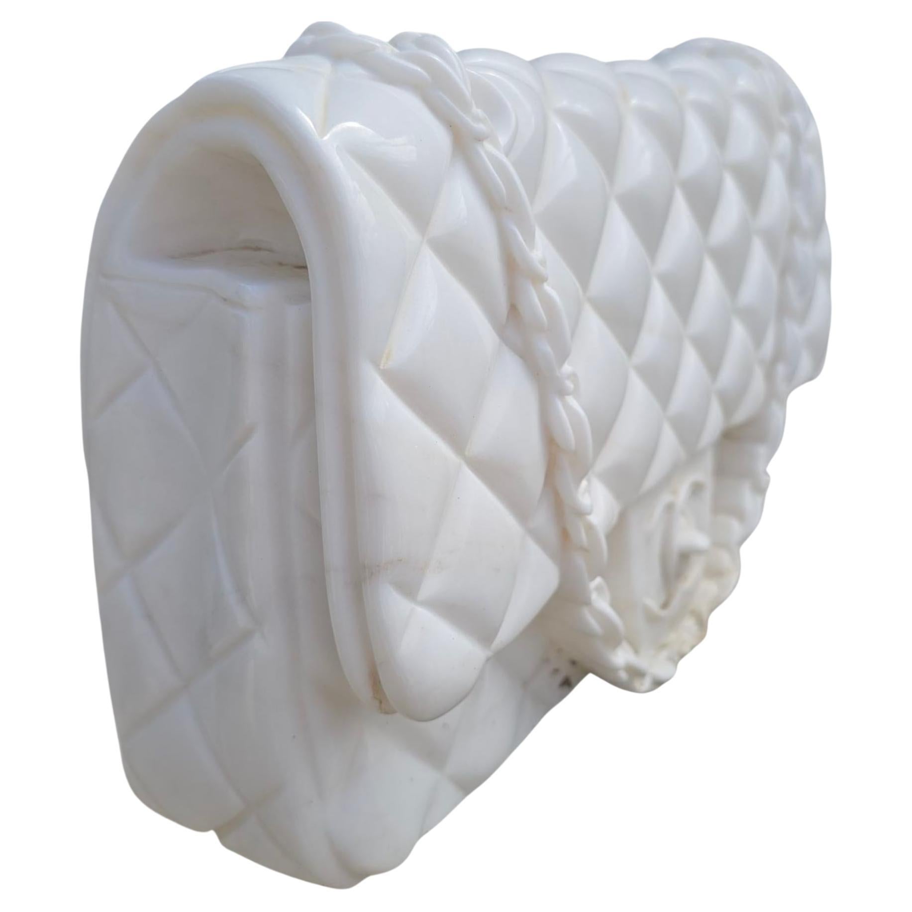 Handgeschnitzte italienische Skulptur aus weißem Marmor einer Chanel-Handtasche im Angebot