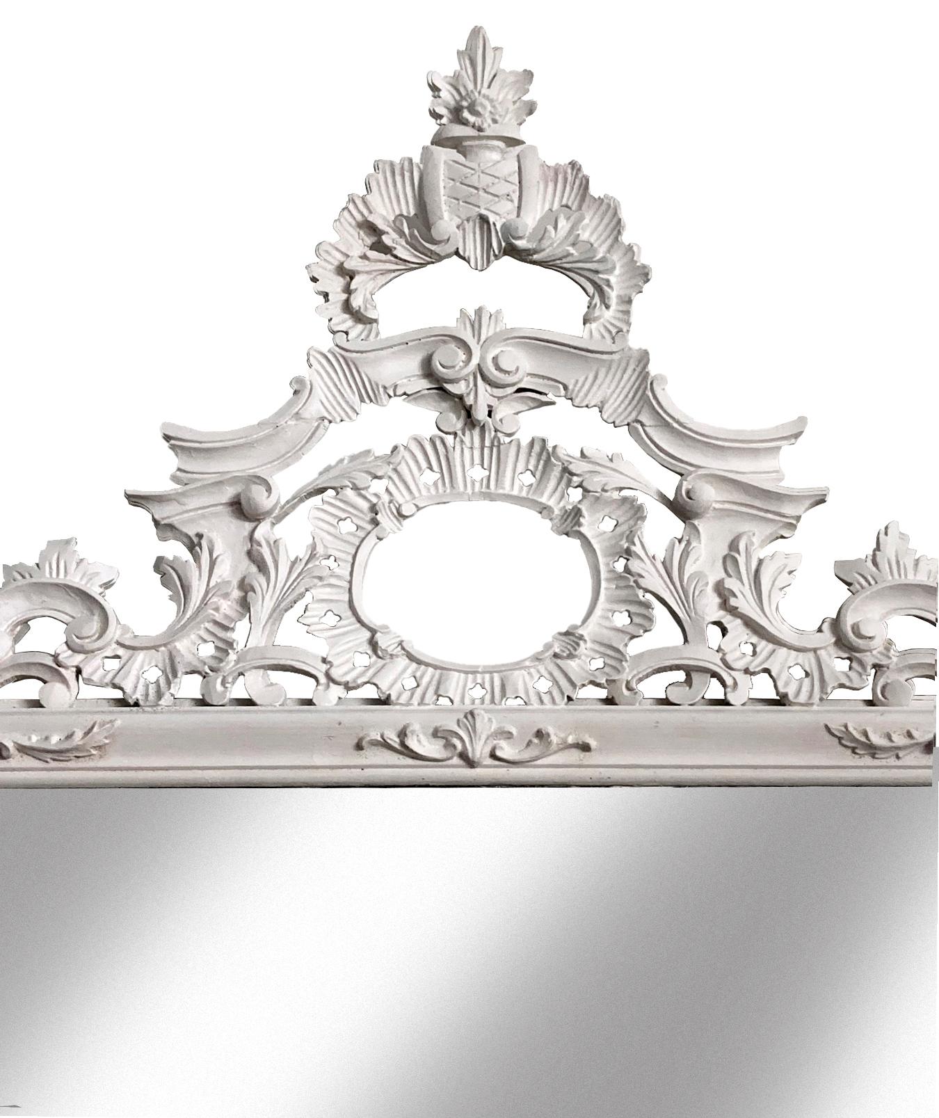 Inspiré par le travail de Thomas Chippendale, ce miroir décoratif de style ancien incorpore des éléments de design gothique, rococo et baroque. Sculpté par un artisan italien. Ce miroir orné est peint à la main en blanc mat.
Des couleurs