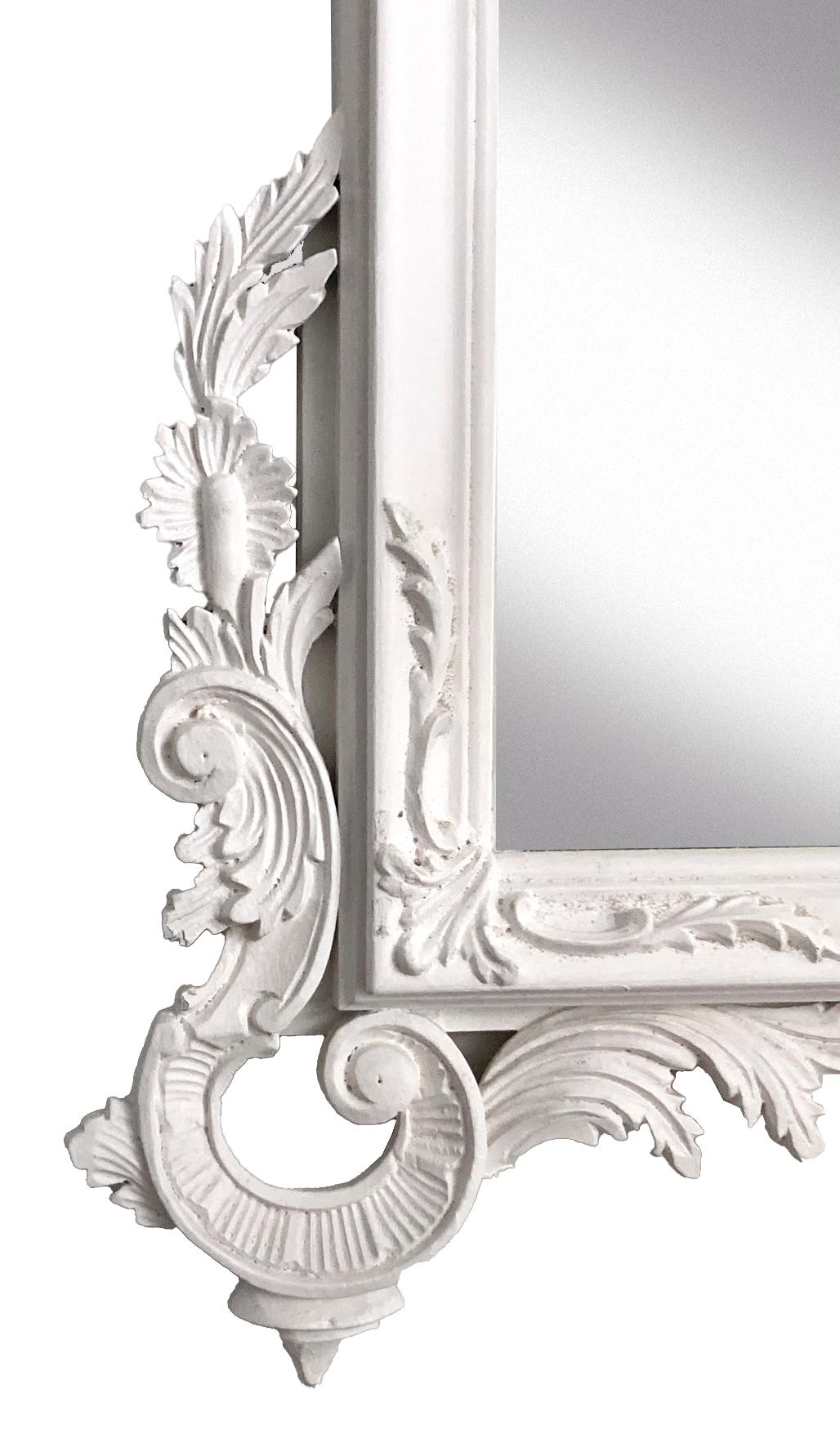 Sculpté à la main Miroir italien sculpté à la main et peint en blanc de style Chippendale en vente