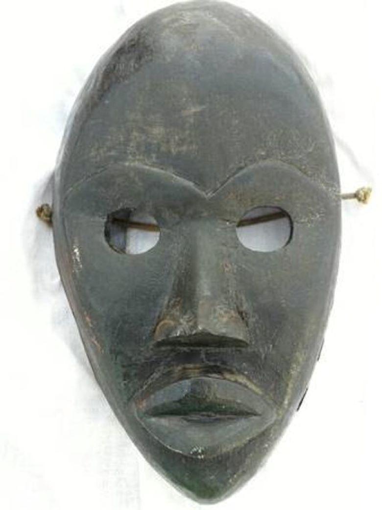 Handgeschnitzte Stammesmaske der Elfenbeinküste für Rituale und Feste des Dan-Stammes.
Antike Stammesmaske 