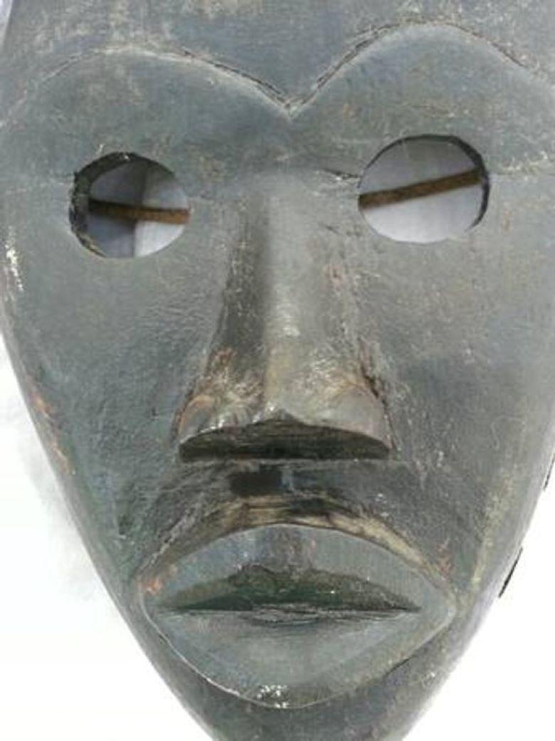 Handgeschnitzte elfenbeinfarbene Coast Tribal Ritual and Festival Maske des Dan-Stammes im Zustand „Gut“ im Angebot in Monrovia, CA