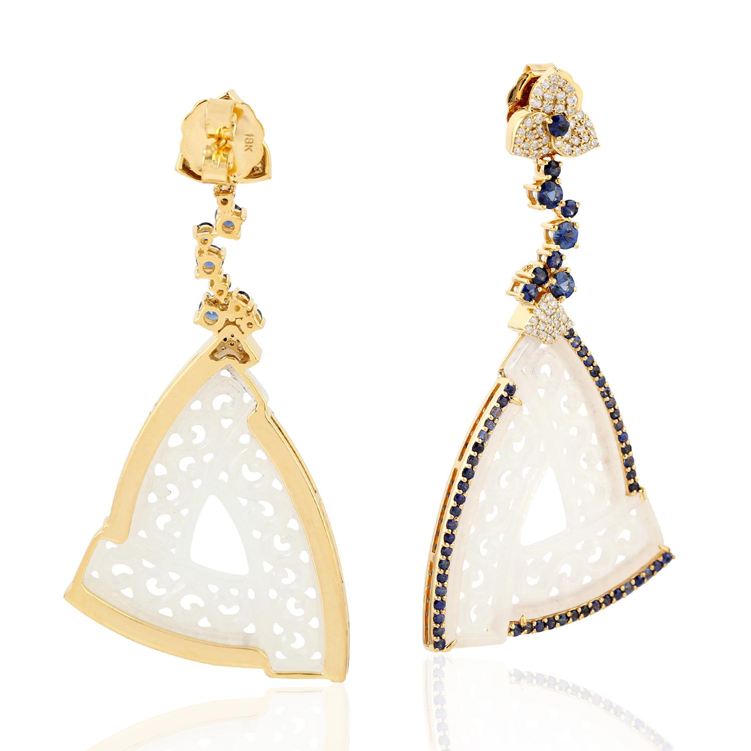 Artisan Boucles d'oreilles en or 18 carats et diamants avec jade sculpté à la main en vente