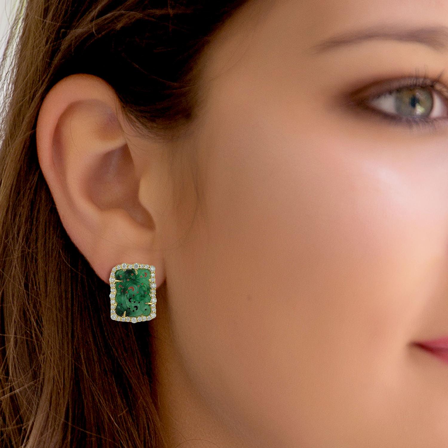 Diese handgeschnitzten Jade-Ohrringe sind sorgfältig aus 18-karätigem Gold gefertigt.  Er ist mit 5,82 Karat Jade und 0,92 Karat schimmernden Diamanten besetzt.

FOLLOW  MEGHNA JEWELS Storefront, um die neueste Collection'S und exklusive Stücke zu