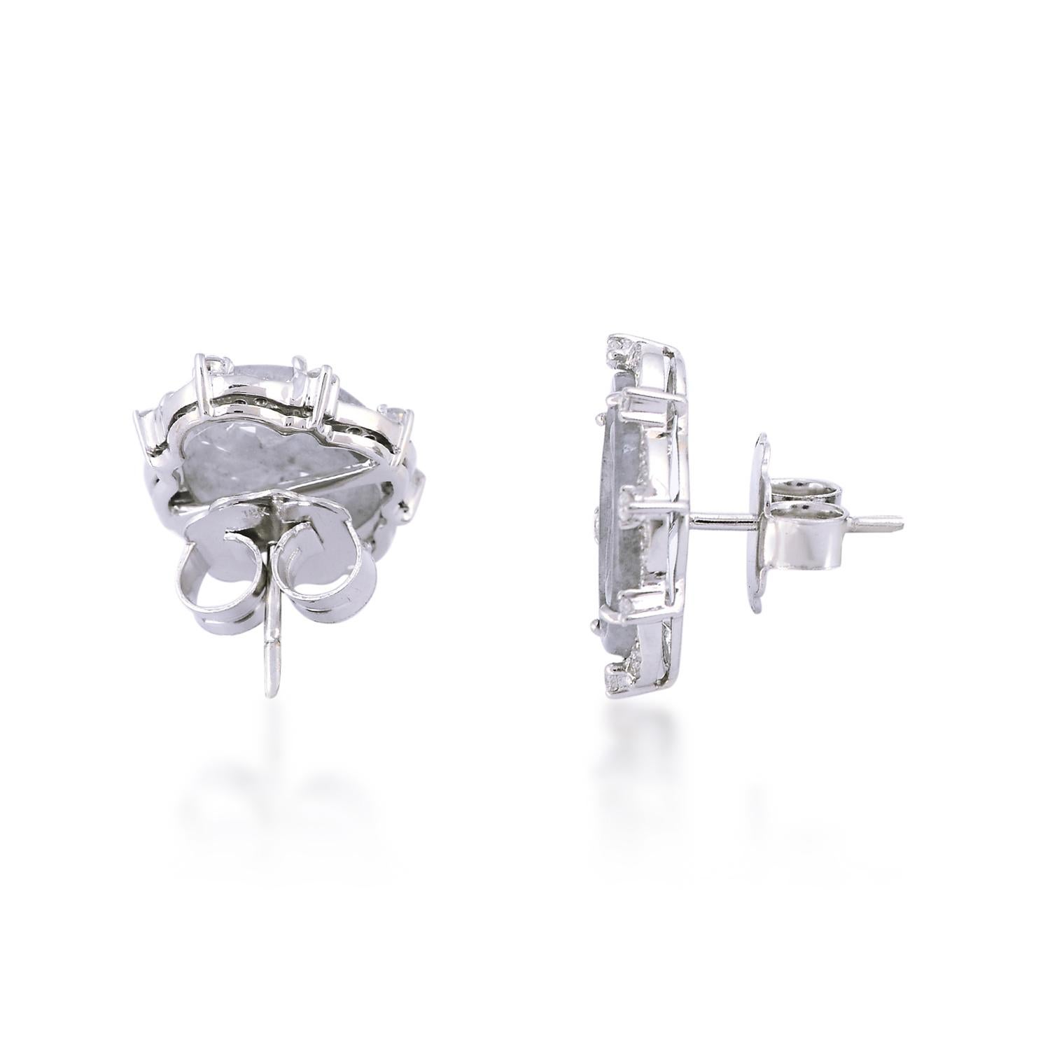 Artisan Clous d'oreilles en or 18 carats avec jade sculpté à la main et diamants en vente