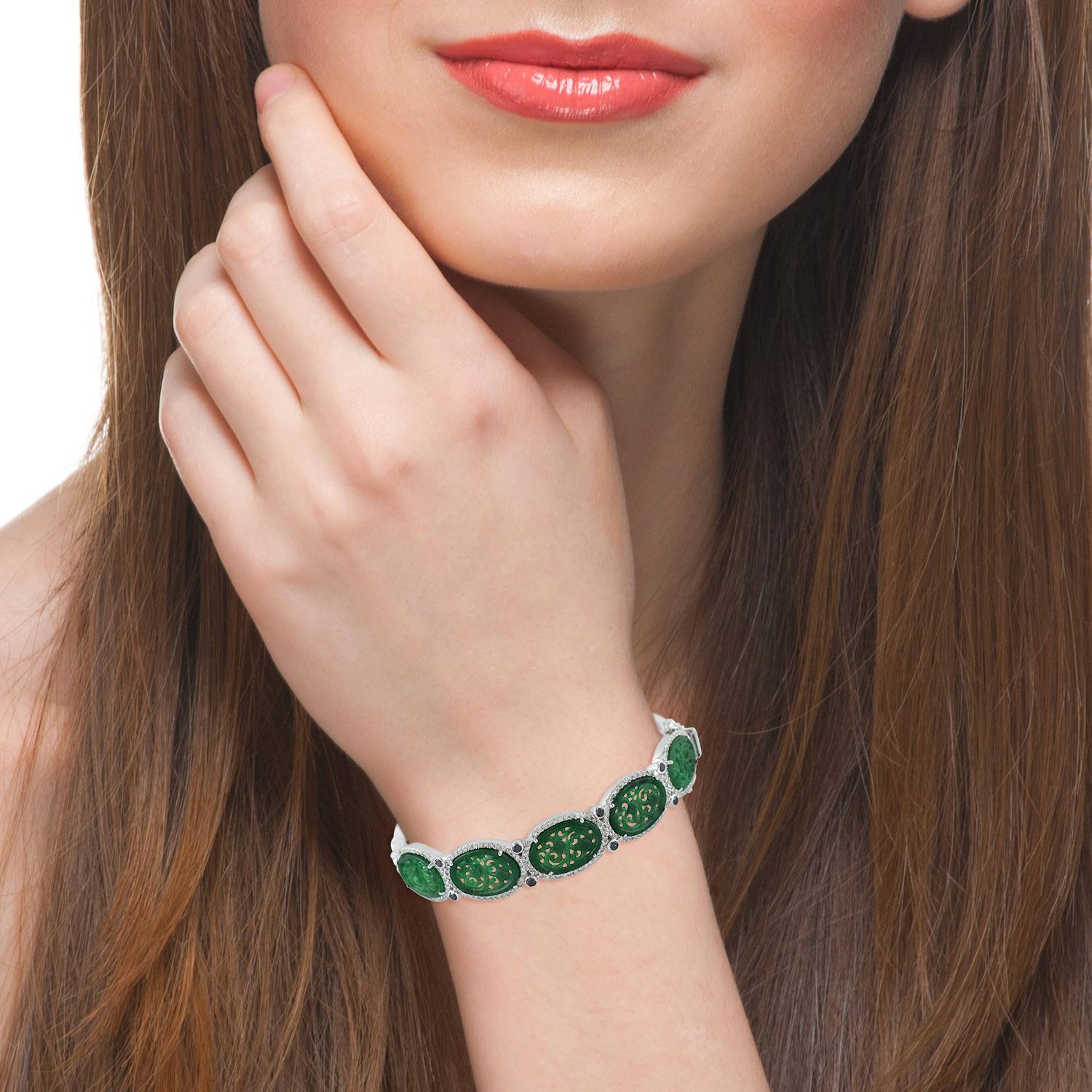 Coulé en or 18K et en argent sterling. Ce bracelet sculpté à la main est serti de 8,1 carats de jade et de 1,34 carat de diamants étincelants. Fermeture à fermoir

SUIVRE  La vitrine de MEGHNA JEWELS pour découvrir la dernière collection et les