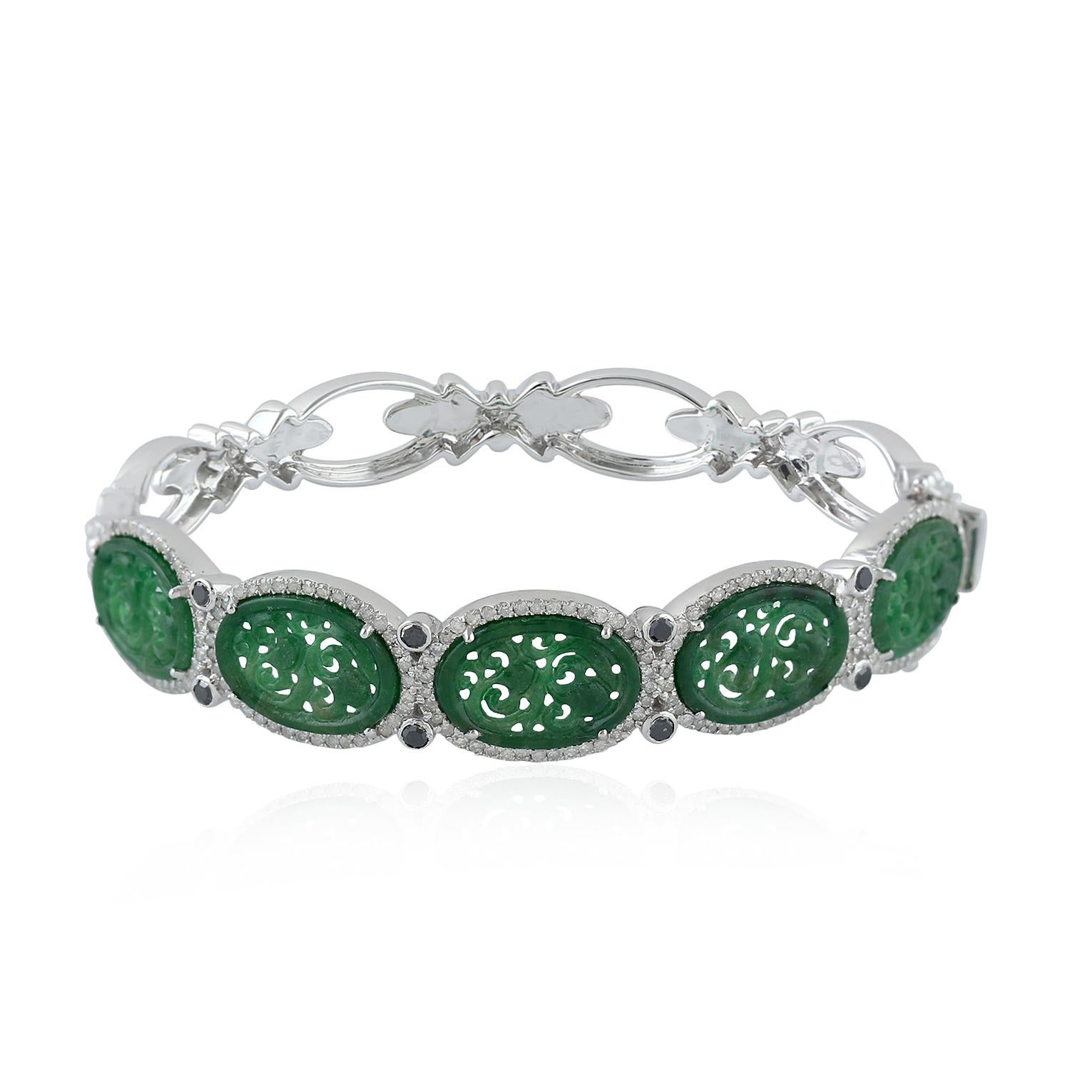 Taille ovale Bracelet jonc en jade sculpté à la main et diamants en vente