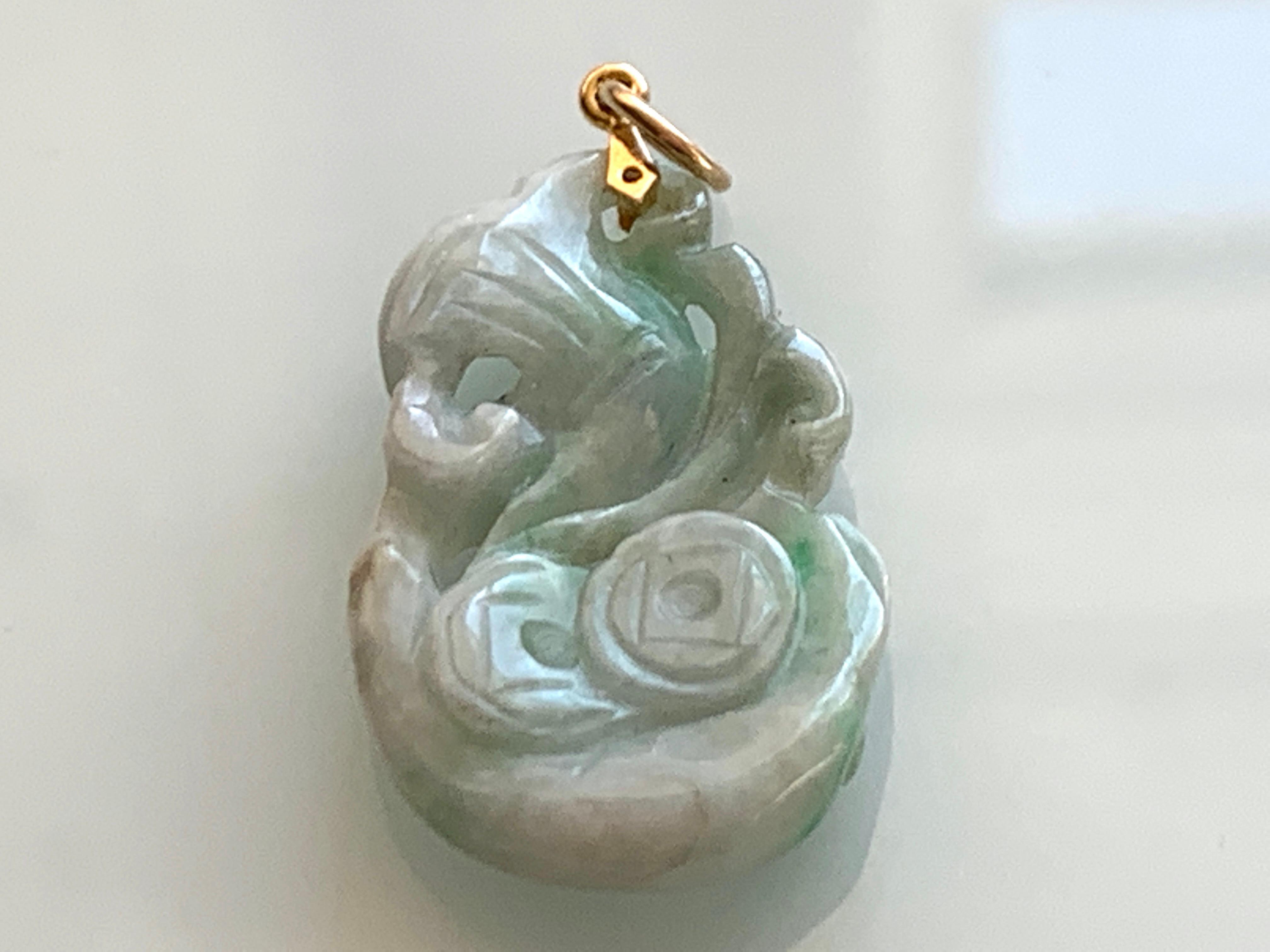 Beautiful
Light Green & White Handcarved Jade Pendant
with 14ct 585 Gold Swing Bail