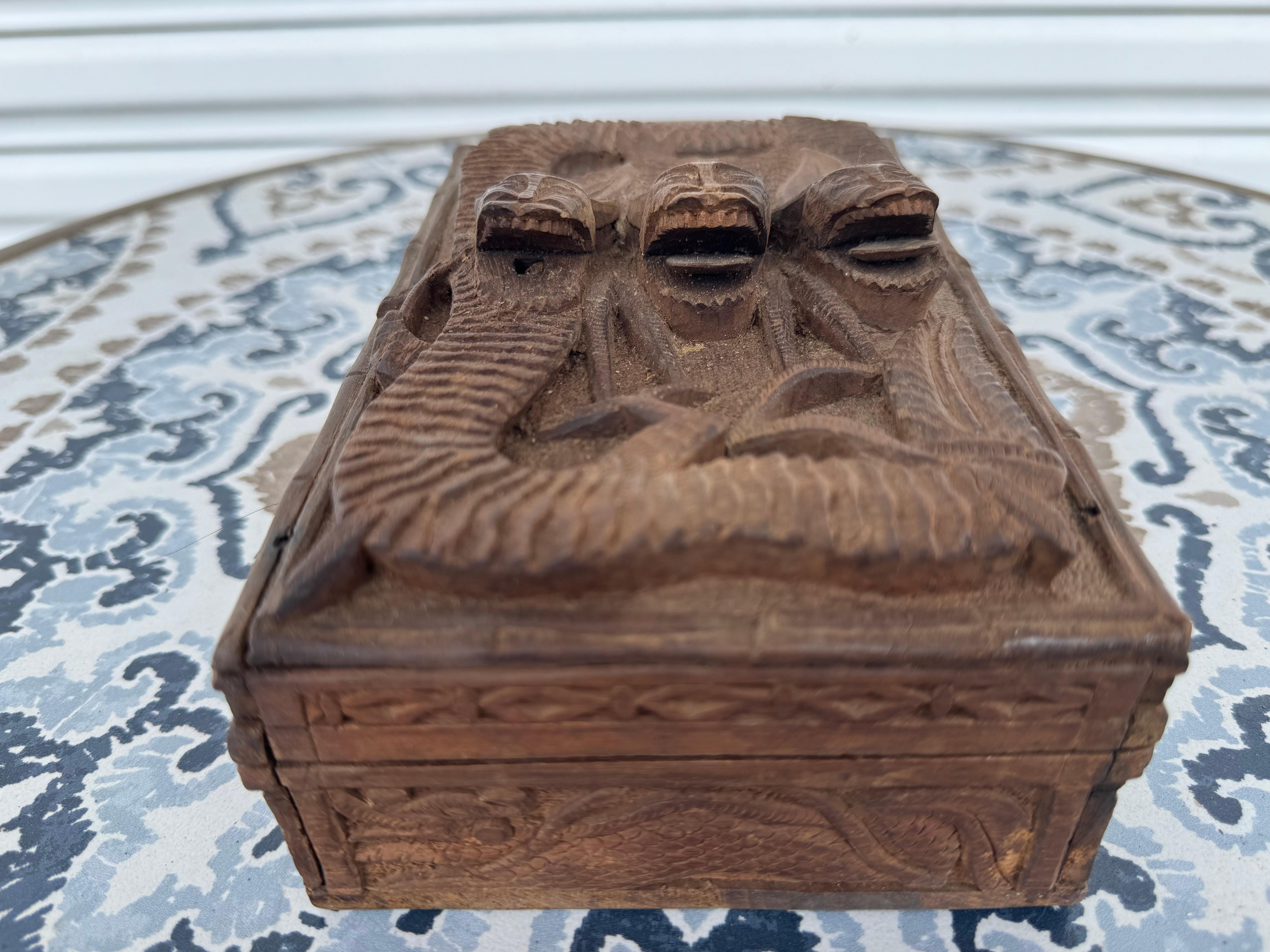 Nigérian Boîte à bijoux en bois sculptée à la main d'un jaguar en relief en vente