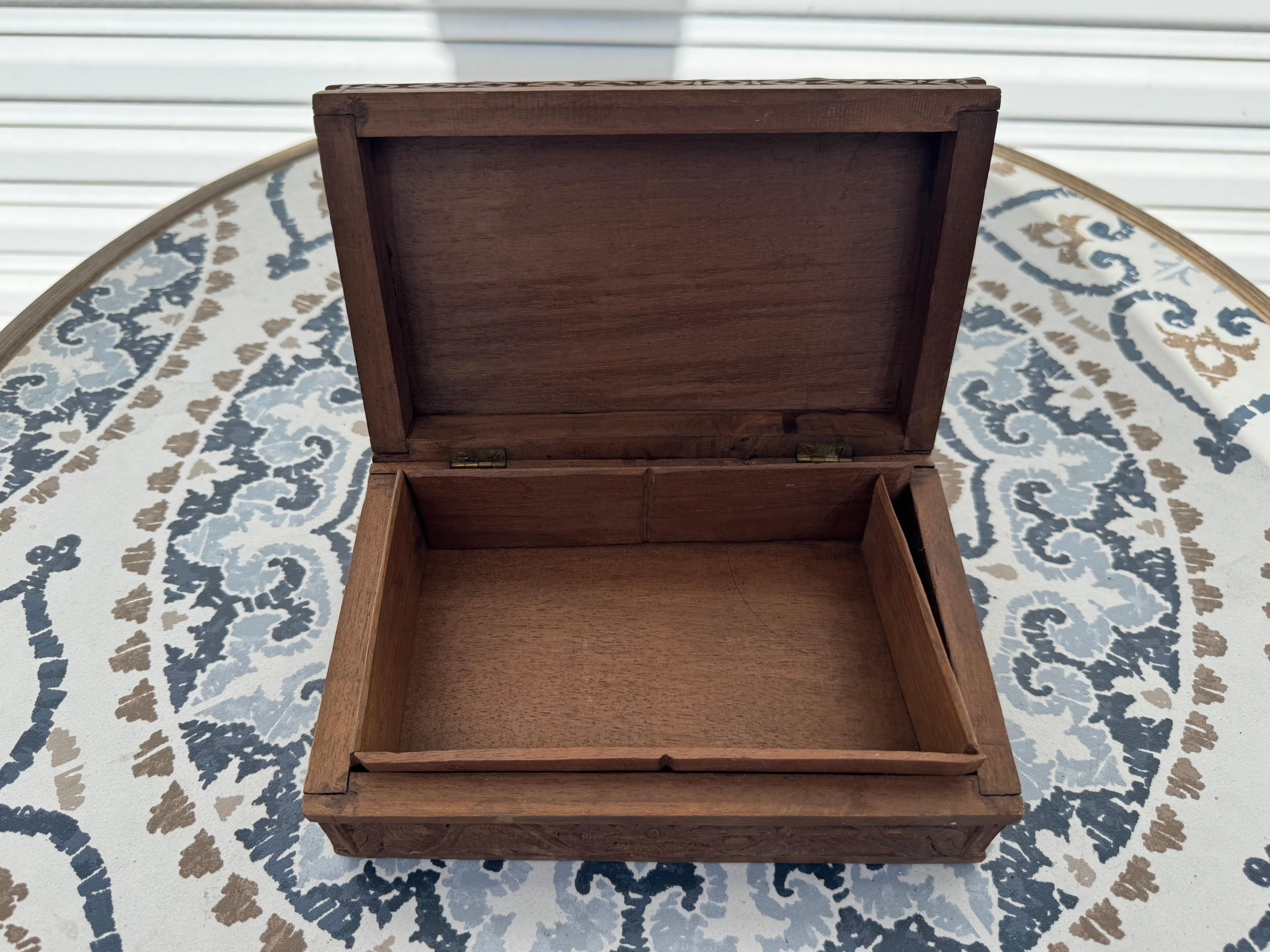 Sculpté à la main Boîte à bijoux en bois sculptée à la main d'un jaguar en relief en vente